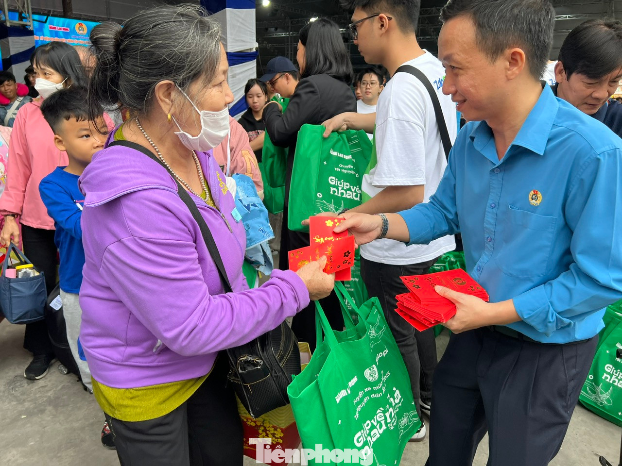 Ai cũng được nhận nhiều quà. Ai cũng được nhận nhiều quà.