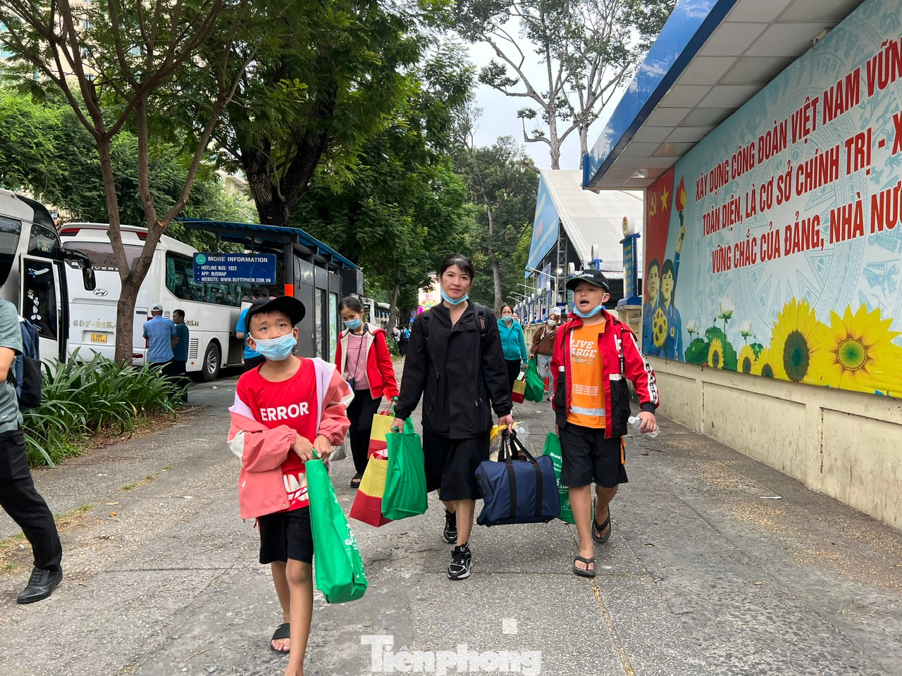 Hân hoan về với gia đình Hân hoan về với gia đình