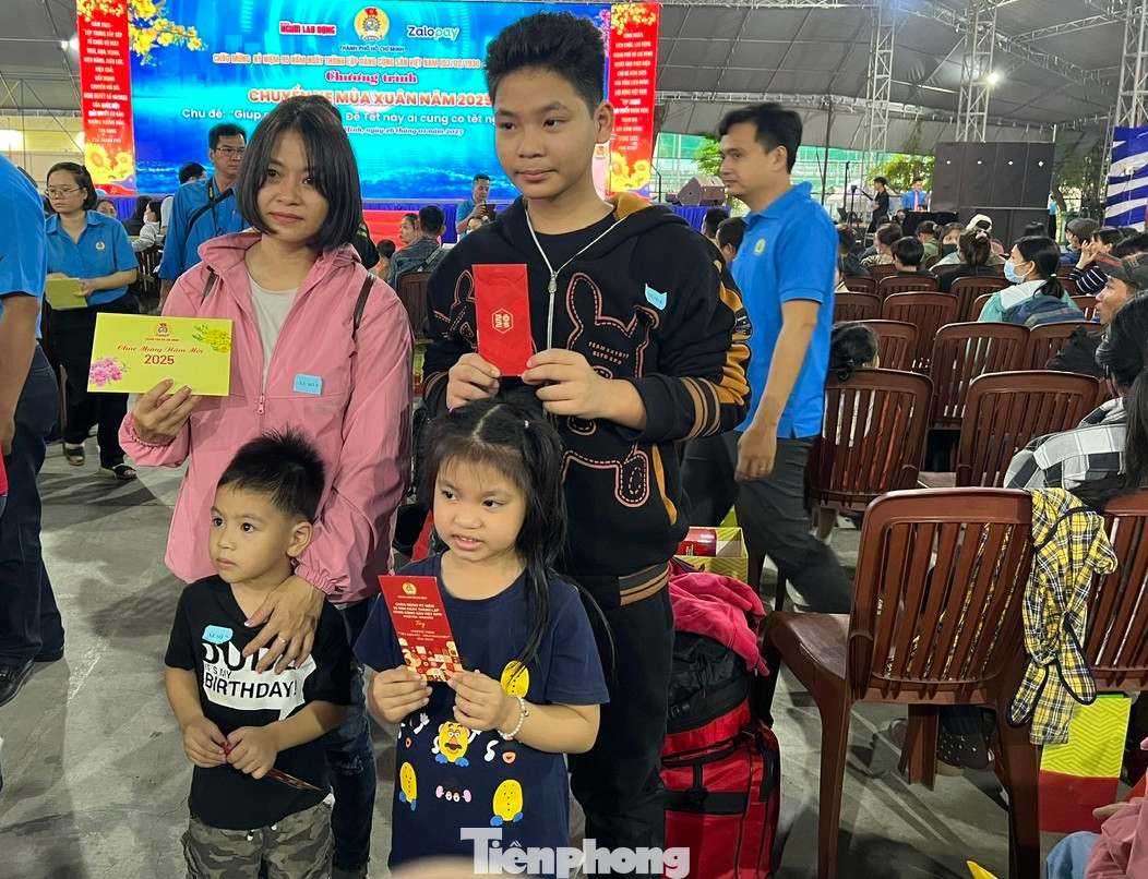 Một gia đình người lao động hân hoan trước khi về Tết. Một gia đình người lao động hân hoan trước khi về Tết.