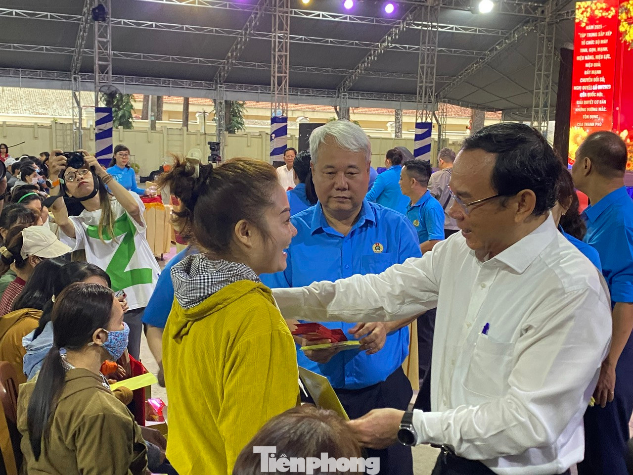 Bí thư Thành ủy TPHCM Nguyễn Văn Nên tặng quà người lao động trước khi về quê đón Tết. Bí thư Thành ủy TPHCM Nguyễn Văn Nên tặng quà người lao động trước khi về quê đón Tết.