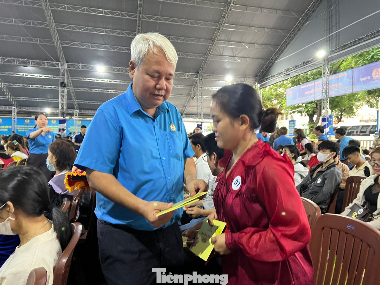 Chủ tịch LĐLĐ TPHCM Võ Khắc Thái trao những phần quà động viên người lao động. Chủ tịch LĐLĐ TPHCM Võ Khắc Thái trao những phần quà động viên người lao động.