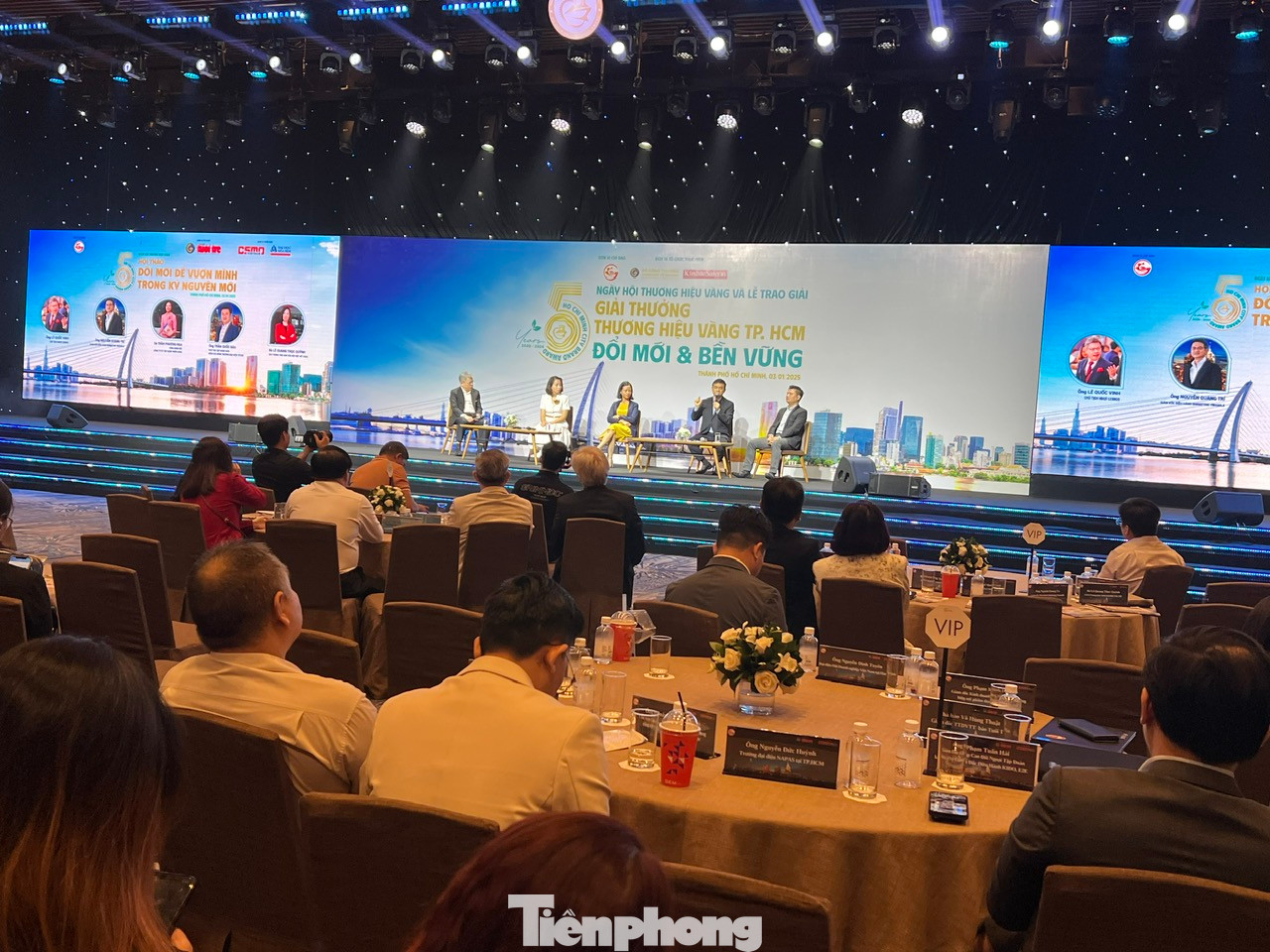 Các doanh nghiệp Việt trò chuyện, chia sẻ câu chuyện giữ vững thương hiệu và đổi mới sáng tạo tại hội thảo.