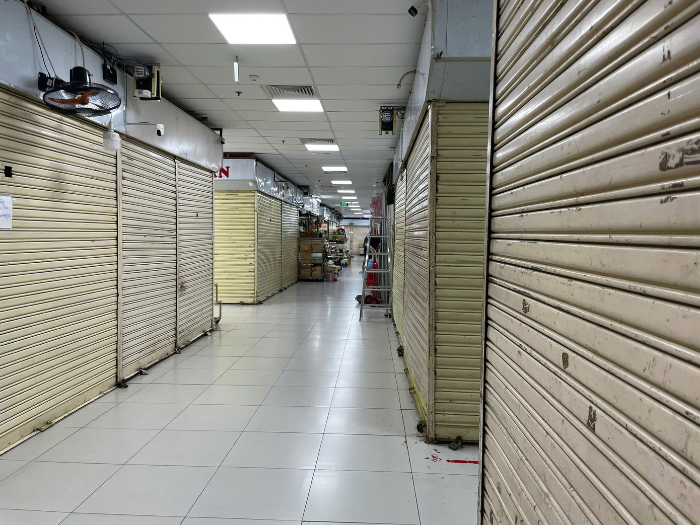 Tiểu thương đóng cửa sạp hàng đã nhiều ngày ở một khu chợ TPHCM. Ảnh: Uyên Phương.