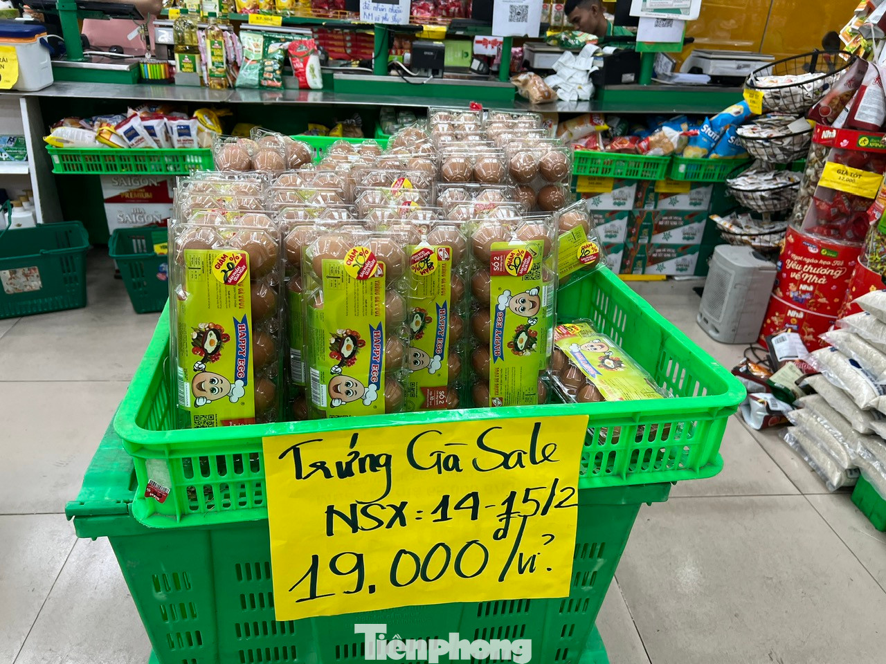 Trứng gà giảm giá mạnh, chỉ còn 19.000 đồng/hộp. Trong khi đó trứng gà đỏ (mới đẻ trong vòng 10 ngày) có giá 25.000 đồng/hộp, mua 10 tặng 2