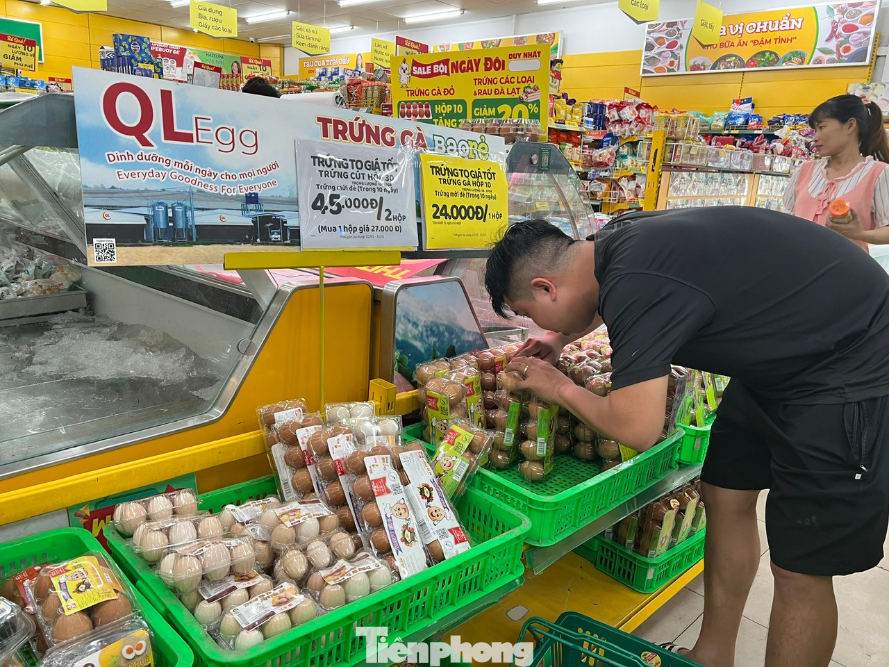 Trứng gà giảm giá bán tại siêu thị