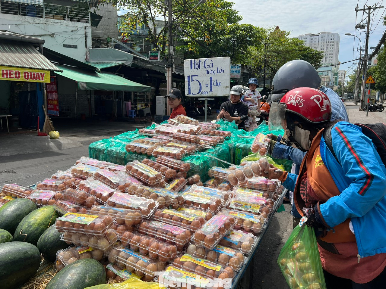 Trứng gà giá rẻ thu hút người đi đường mua số lượng lớn, từ 20 - 30 trứng/người.