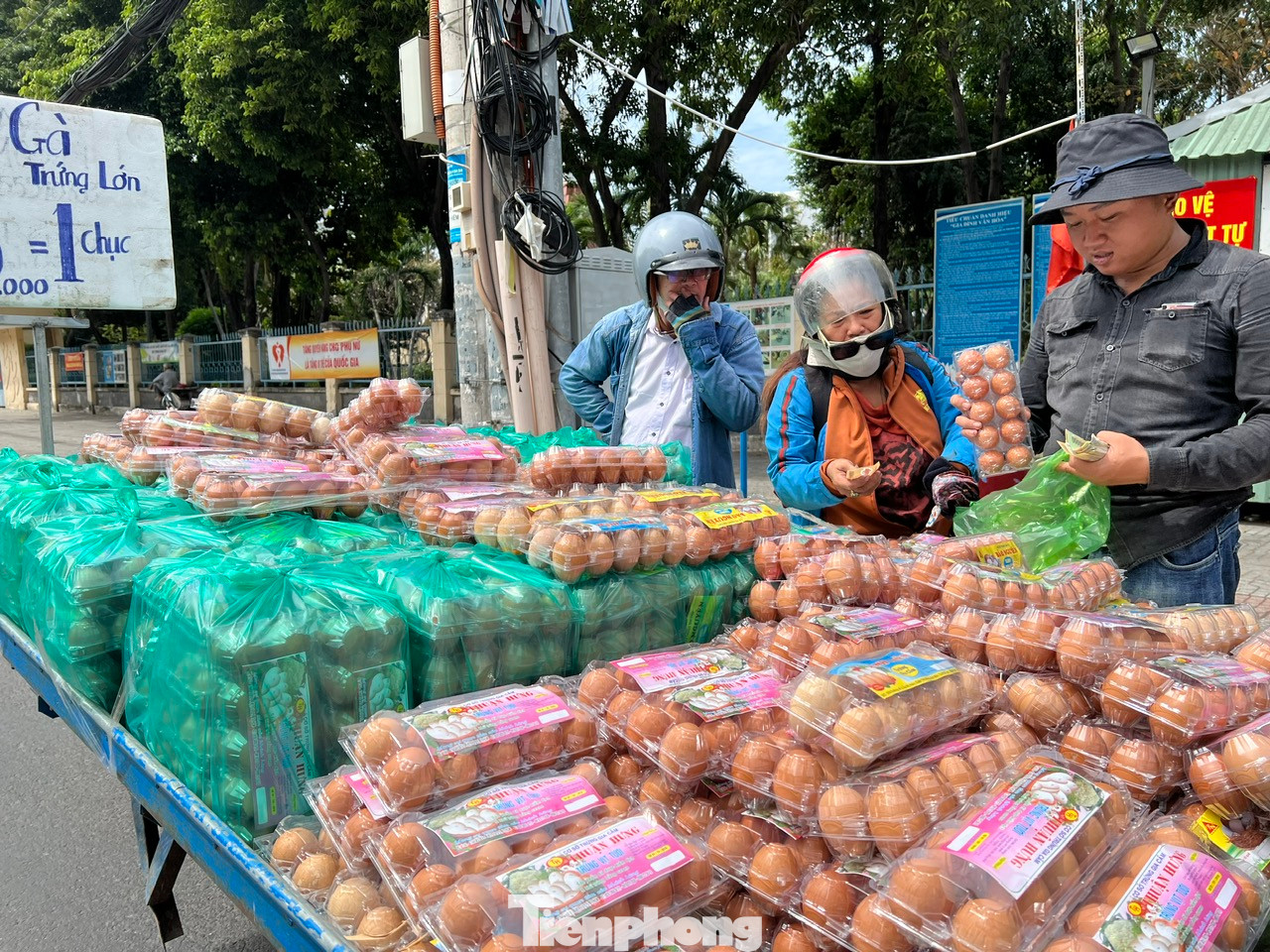 Trứng gà chỉ 15.000 đồng/chục (10 trứng) bán đầy lề đường ở TPHCM