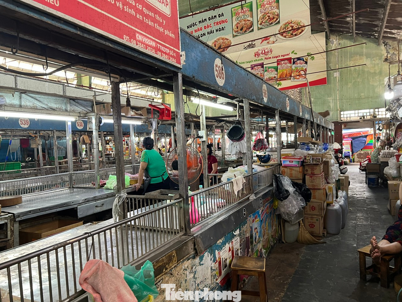 Nhiều quầy hàng thịt lợn tại chợ Bà Chiểu vắng tiểu thương