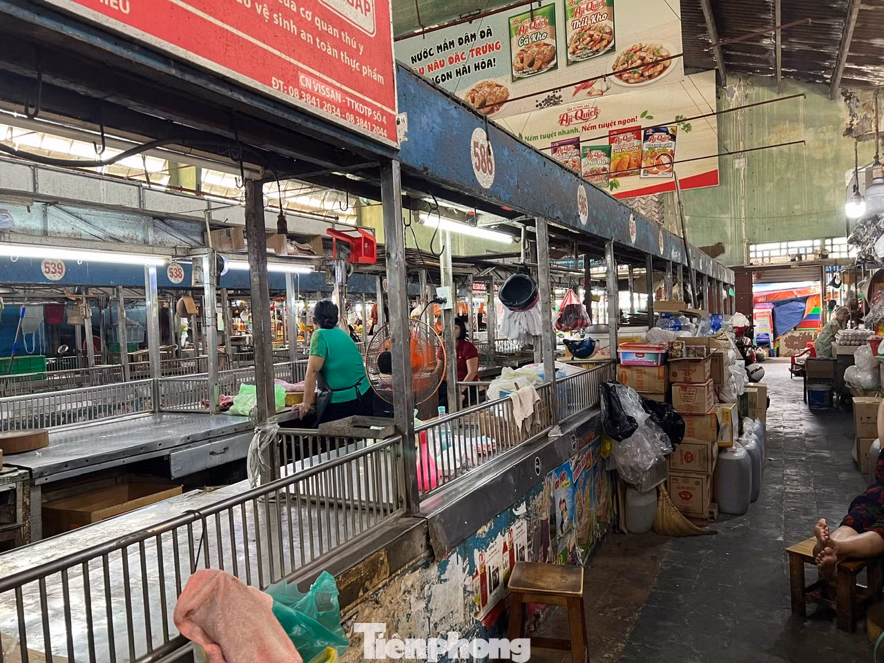 Nhiều quầy hàng thịt lợn tại chợ Bà Chiểu vắng tiểu thương