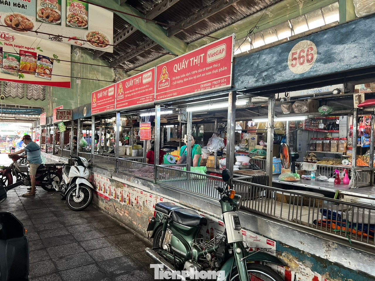 Nhiều sạp hàng thịt heo tại chợ Bà Chiểu (quận Bình Thạnh) vắng tiểu thương