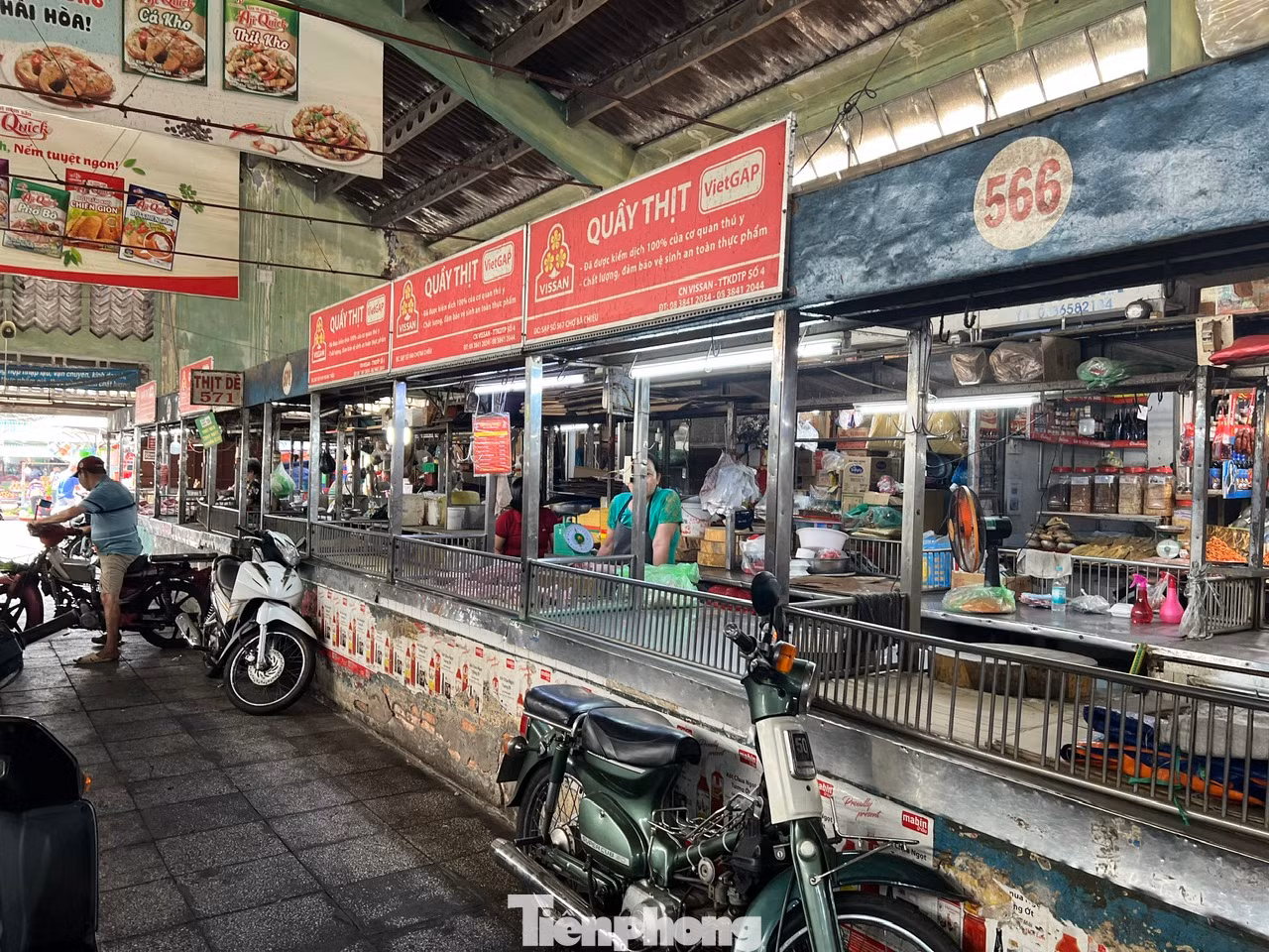 Nhiều sạp hàng thịt heo tại chợ Bà Chiểu (quận Bình Thạnh) vắng tiểu thương