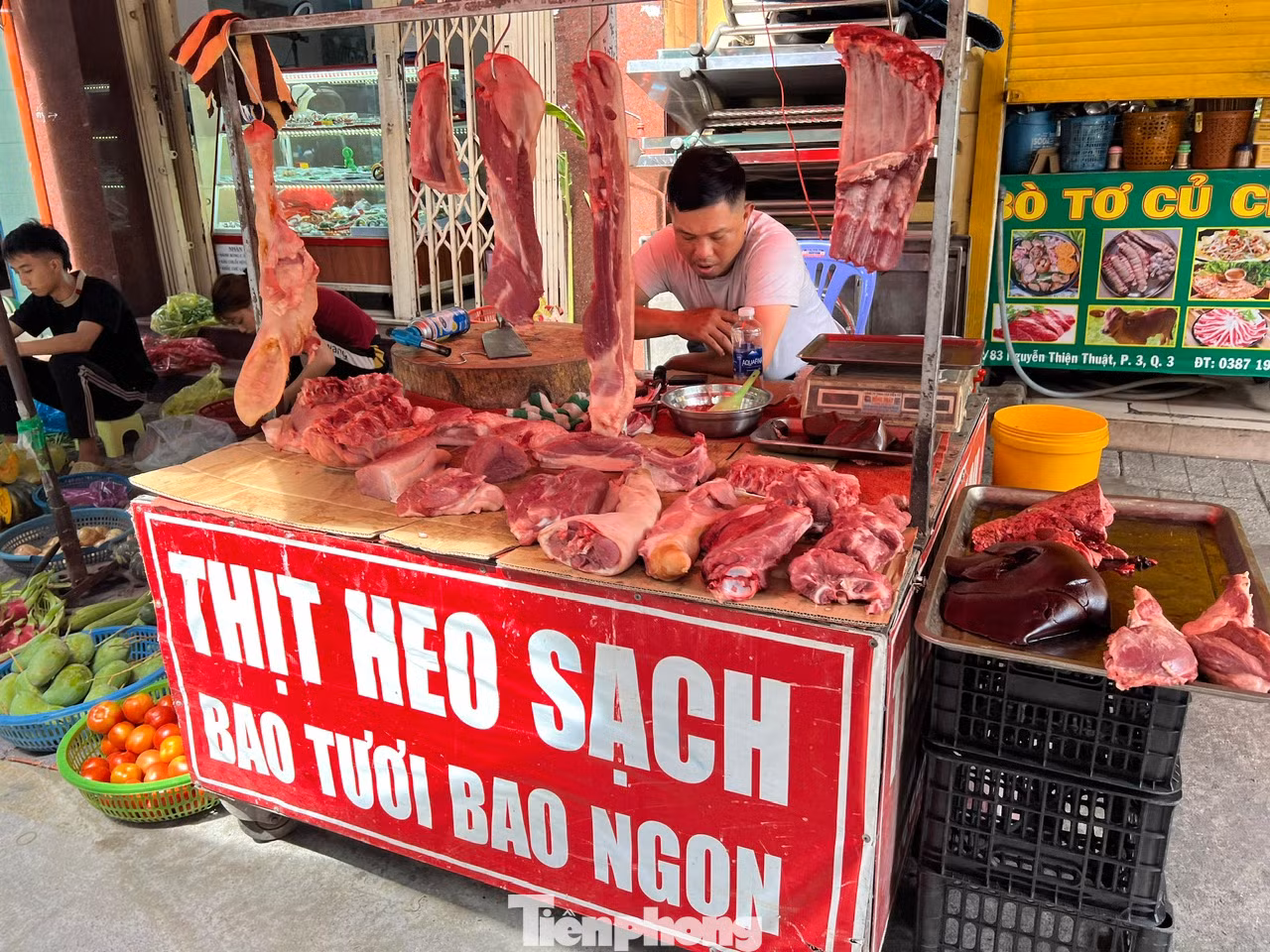 Thịt heo còn ê hề dù đã qua giờ cao điểm chợ.