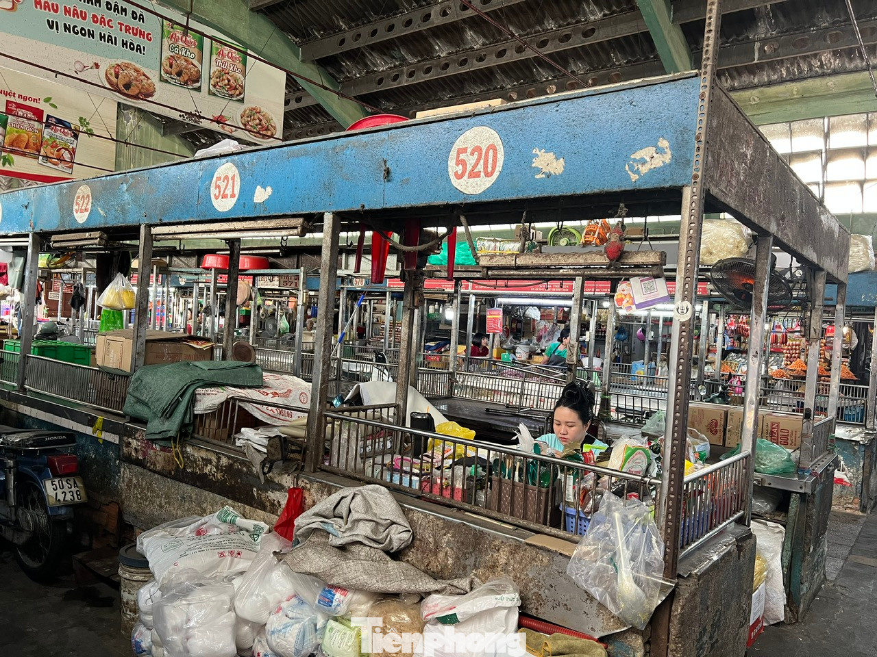 Nhiều quầy hàng thịt lợn tại chợ Bà Chiểu vắng tiểu thương