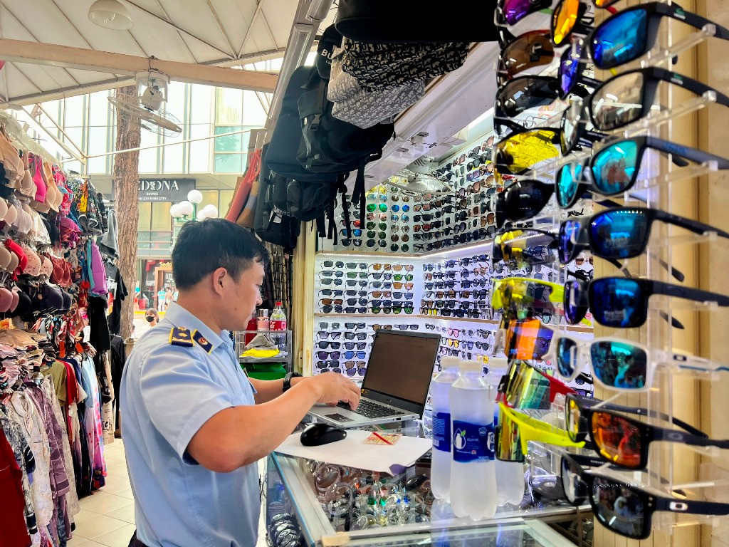 Nhiều sản phẩm bị thu giữ do nghi ngờ hàng giả, nhái, vi phạm sở hữu trí tuệ... Nhiều sản phẩm bị thu giữ do nghi ngờ hàng giả, nhái, vi phạm sở hữu trí tuệ...