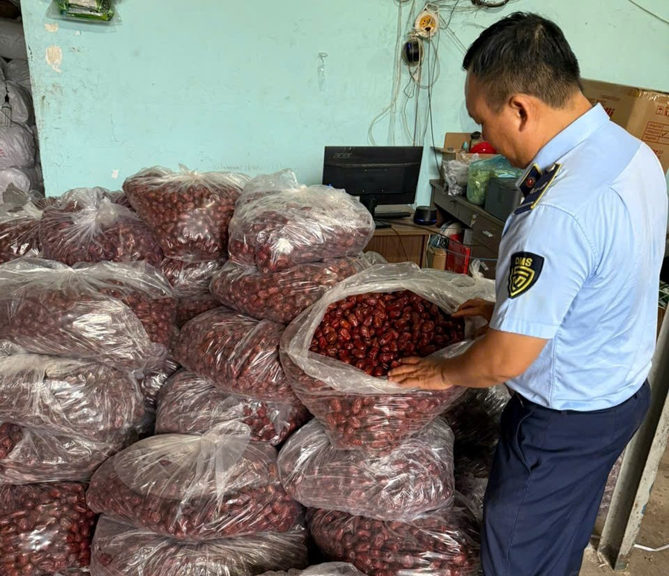 Lực lượng quản lý thị trường TPHCM liên tục kiểm tra, thu giữ hàng hóa "3 không" từ quần áo thời trang, thực phẩm đến các loại thuốc, thực phẩm chức năng... Lực lượng quản lý thị trường TPHCM liên tục kiểm tra, thu giữ hàng hóa "3 không" từ quần áo thời trang, thực phẩm đến các loại thuốc, thực phẩm chức năng...