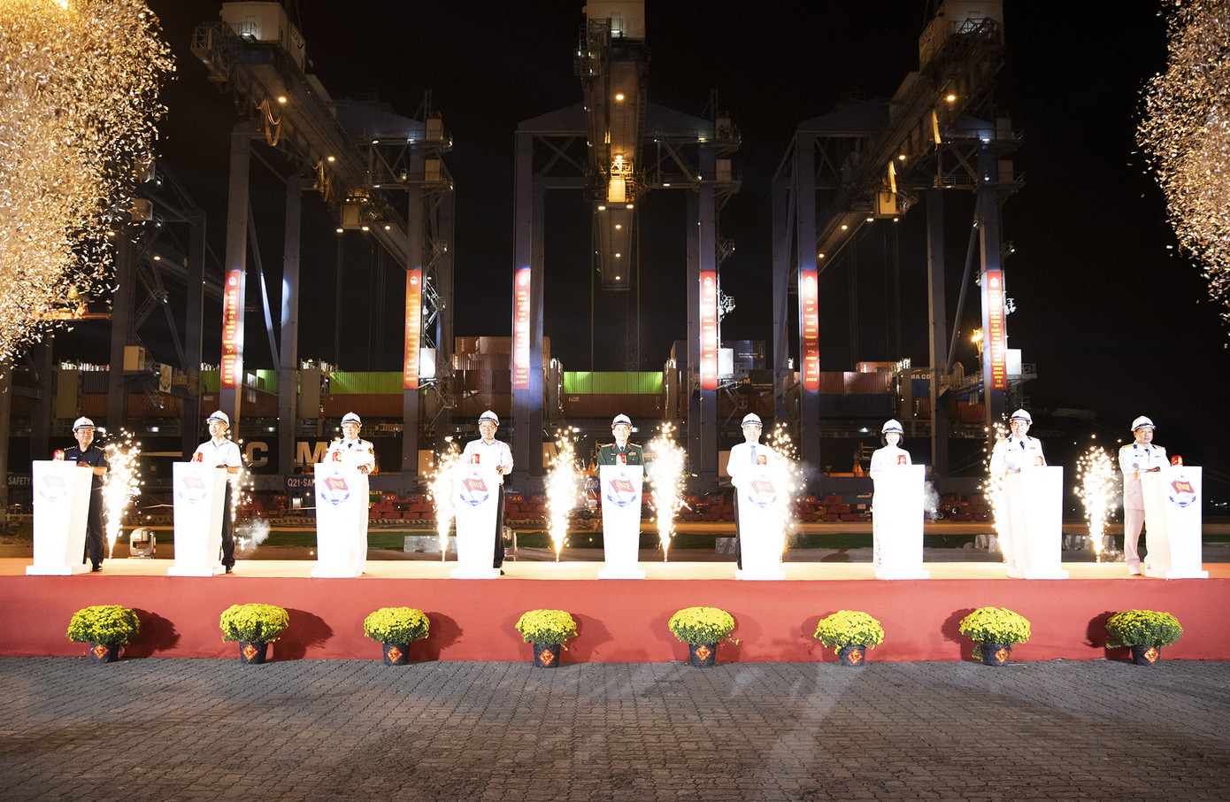 Các đại biểu thực hiện nghi thức bấm nút phát lệnh làm hàng đầu xuân Ất Tỵ 2025 Các đại biểu thực hiện nghi thức bấm nút phát lệnh làm hàng đầu xuân Ất Tỵ 2025