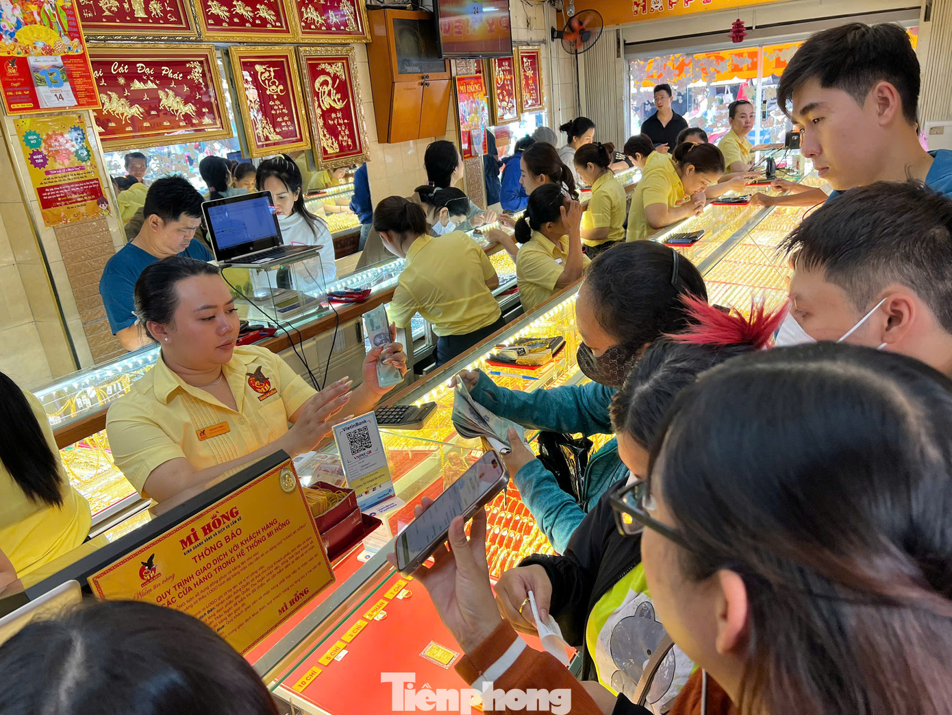 Vàng tăng giá nhưng nhiều người vẫn tìm mua. Có người thanh toán bằng tiền mặt, có người thanh toán online quét face ID...