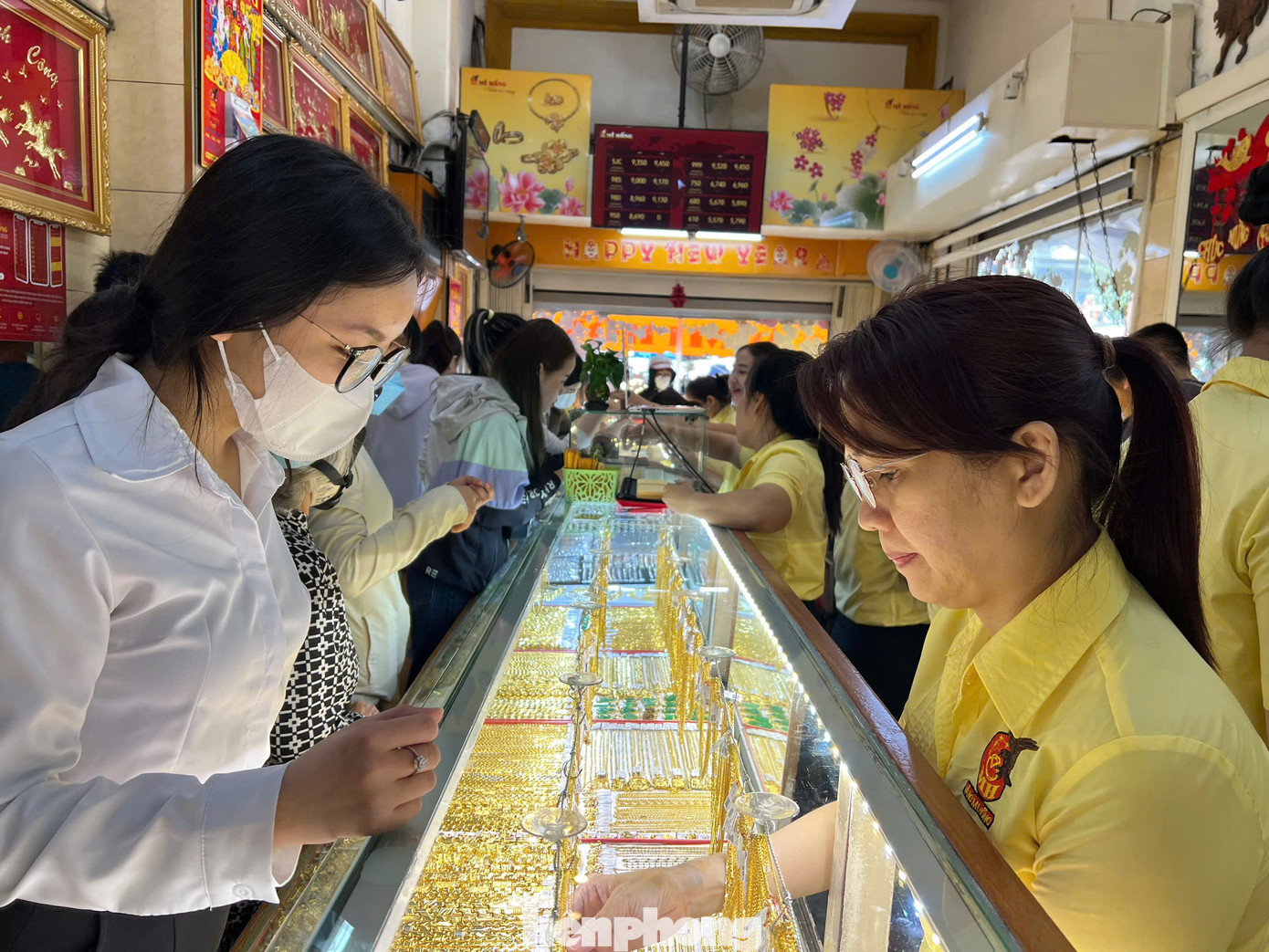 Vàng tăng giá nhưng nhiều người vẫn tìm mua. Có người thanh toán bằng tiền mặt, có người thanh toán online quét face ID...