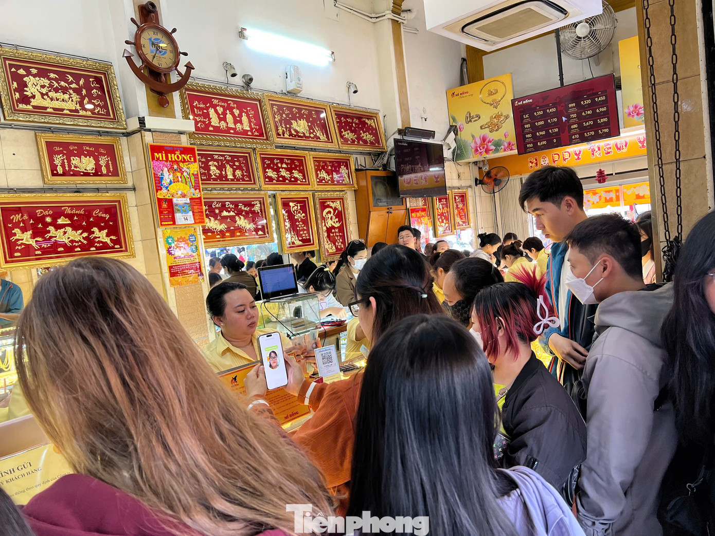 Vàng tăng giá nhưng nhiều người vẫn tìm mua. Có người thanh toán bằng tiền mặt, có người thanh toán online quét face ID...