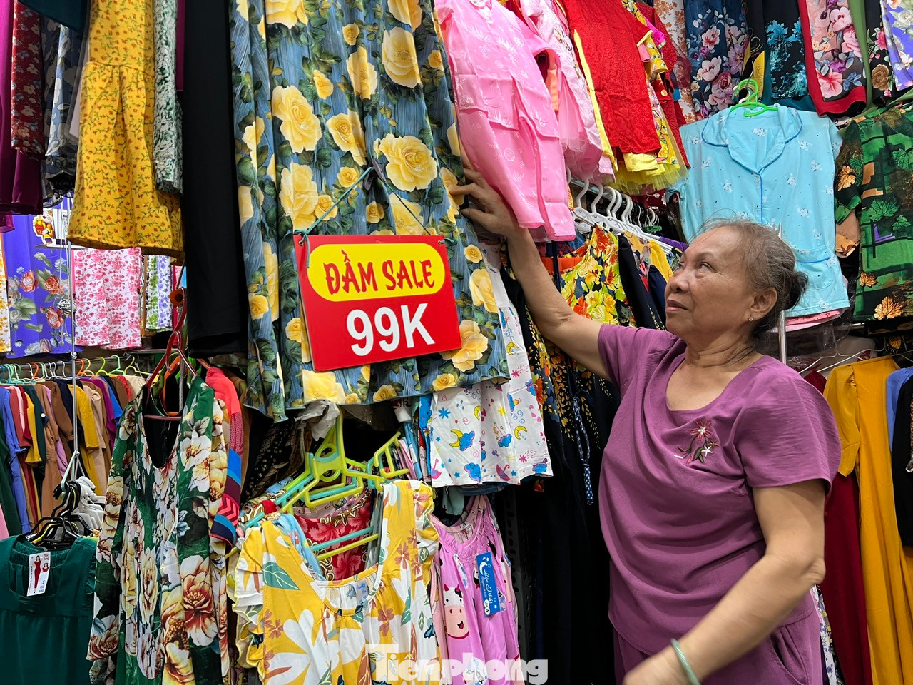 Hơn 50 năm kinh doanh ở chợ, bà Khuyên rớm nước mắt: "Bây giờ là lúc cao điểm Tết mà còn không bán được, thì vài hôm nữa là đóng cửa nghỉ rồi. Người dân không mua sắm, họ về quê hết...". Hơn 50 năm kinh doanh ở chợ, bà Khuyên rớm nước mắt: "Bây giờ là lúc cao điểm Tết mà còn không bán được, thì vài hôm nữa là đóng cửa nghỉ rồi. Người dân không mua sắm, họ về quê hết...".