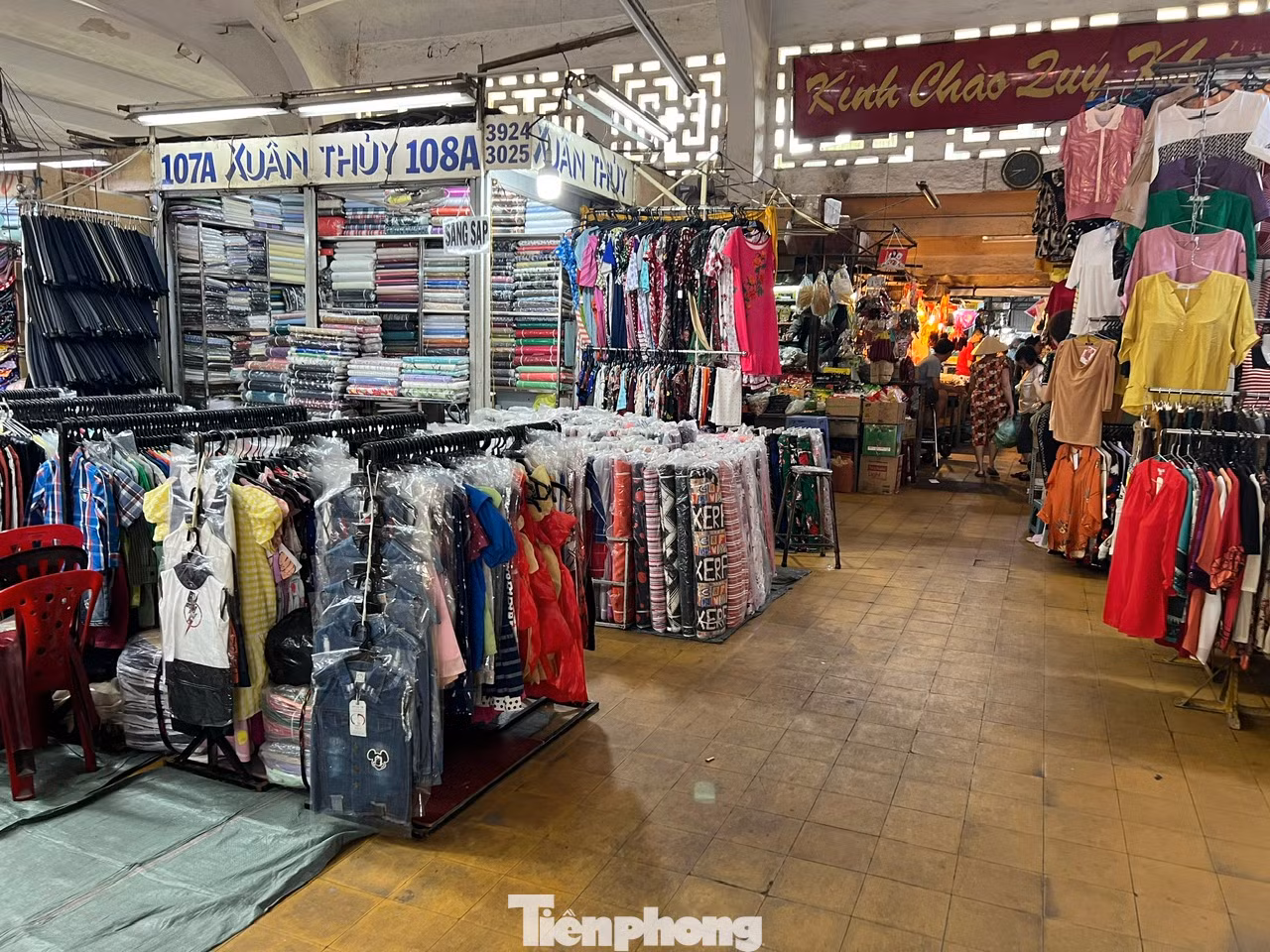 Những sạp quần áo vắng hoe bên trong chợ Hòa Bình (quận 5) Những sạp quần áo vắng hoe bên trong chợ Hòa Bình (quận 5)