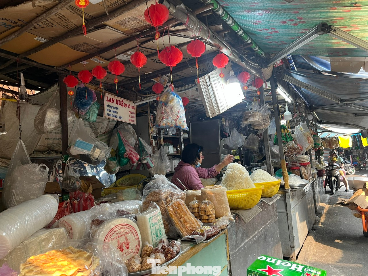 Sạp hàng đồ khô hầu như không có khách đến mua. Để bán được hàng, tiểu thương đăng sản phẩm bán trên Zalo, Facebook... nhưng cũng không có nhiều đơn hàng như kỳ vọng. Sạp hàng đồ khô hầu như không có khách đến mua. Để bán được hàng, tiểu thương đăng sản phẩm bán trên Zalo, Facebook... nhưng cũng không có nhiều đơn hàng như kỳ vọng.