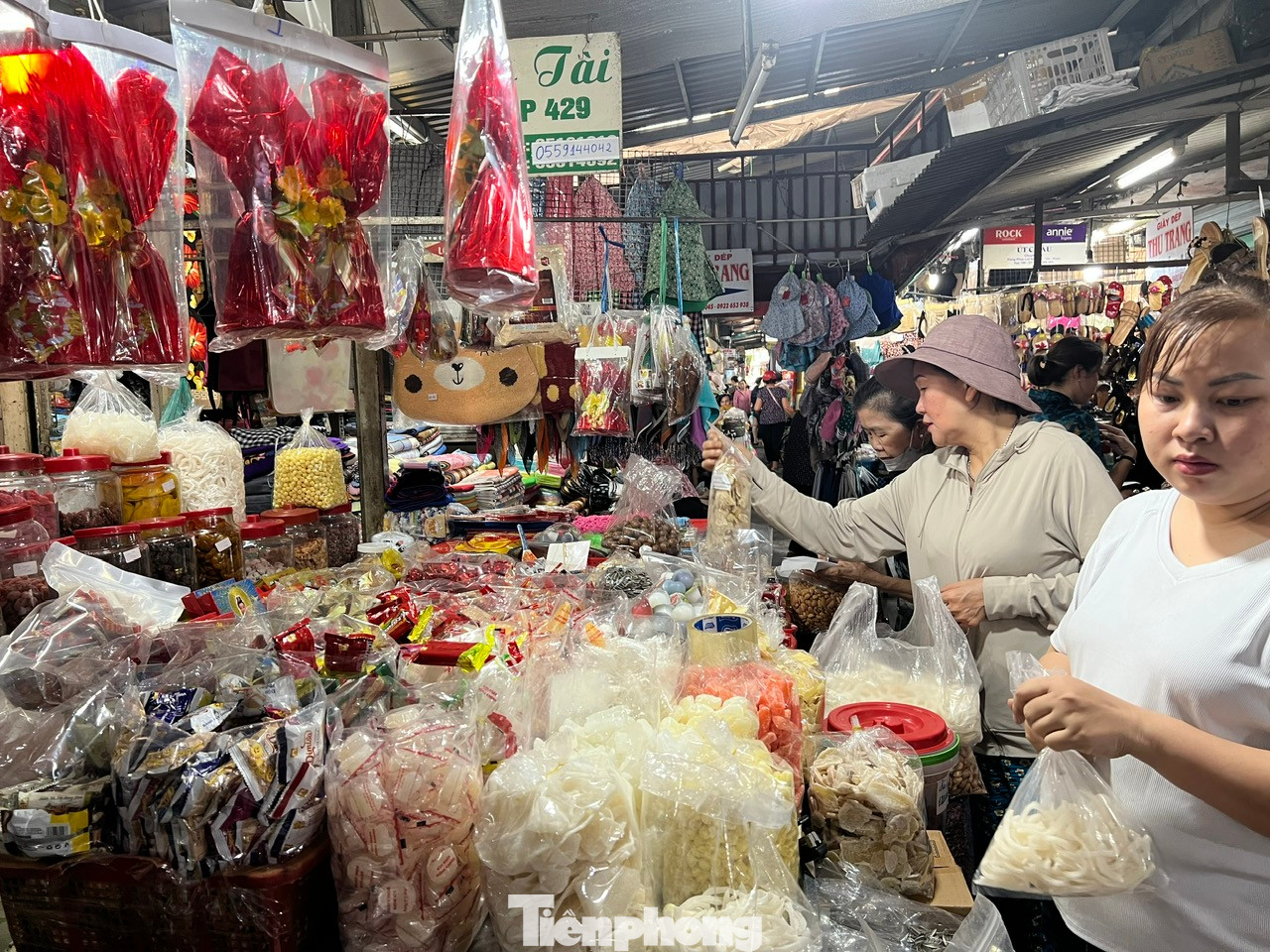 Quầy hàng bánh mứt may mắn có một khách mua, hai chủ sạp liền nhanh tay phục vụ. Quầy hàng bánh mứt may mắn có một khách mua, hai chủ sạp liền nhanh tay phục vụ.