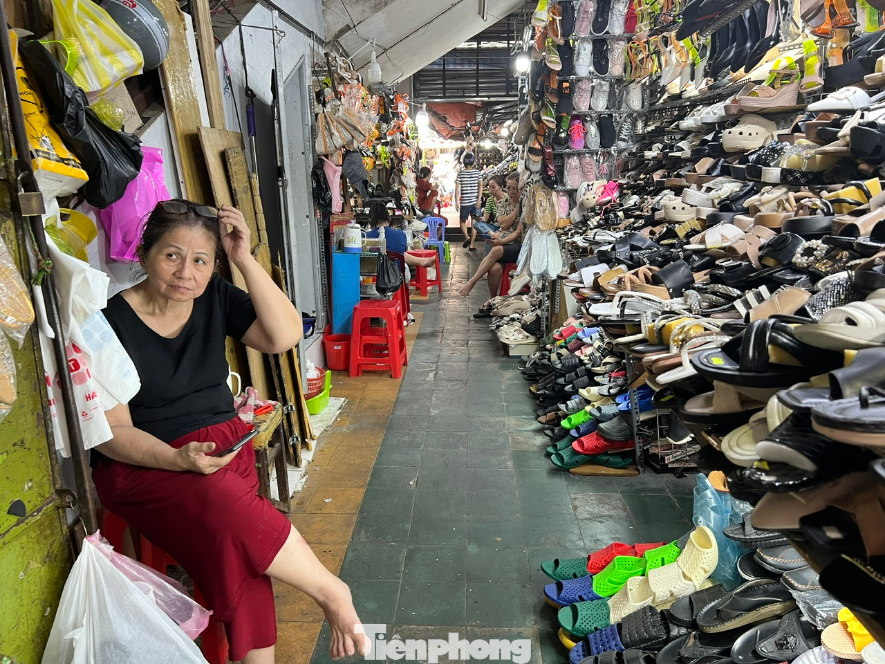 "Nhớ lại những năm trước, gần như chúng tôi bán hàng xuyên đêm vì khách cứ ra vô liên tục. Còn bây giờ thì chỉ có người bán, không thấy người mua" - một tiểu thương cảm thán. "Nhớ lại những năm trước, gần như chúng tôi bán hàng xuyên đêm vì khách cứ ra vô liên tục. Còn bây giờ thì chỉ có người bán, không thấy người mua" - một tiểu thương cảm thán.