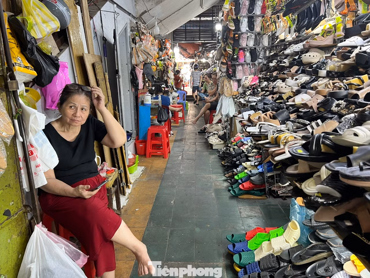 "Nhớ lại những năm trước, gần như chúng tôi bán hàng xuyên đêm vì khách cứ ra vô liên tục. Còn bây giờ thì chỉ có người bán, không thấy người mua" - một tiểu thương cảm thán. "Nhớ lại những năm trước, gần như chúng tôi bán hàng xuyên đêm vì khách cứ ra vô liên tục. Còn bây giờ thì chỉ có người bán, không thấy người mua" - một tiểu thương cảm thán.