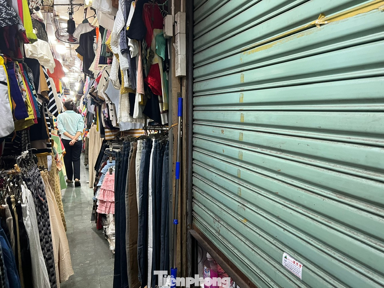 Nhiều sạp hàng đã "cửa đóng then cài" hoặc treo bảng sang sạp, nghỉ bán. Nhiều sạp hàng đã "cửa đóng then cài" hoặc treo bảng sang sạp, nghỉ bán.