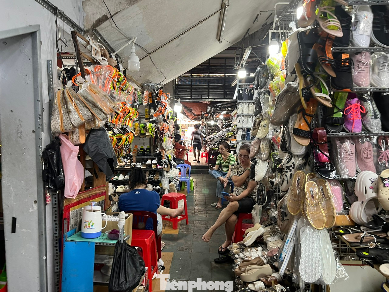 Quầy hàng giày dép, túi xách hầu như không có khách đến xem hàng. Tiểu thương buồn tênh ngồi tám chuyện hoặc lướt điện thoại xem phim cho hết ngày. Quầy hàng giày dép, túi xách hầu như không có khách đến xem hàng. Tiểu thương buồn tênh ngồi tám chuyện hoặc lướt điện thoại xem phim cho hết ngày.
