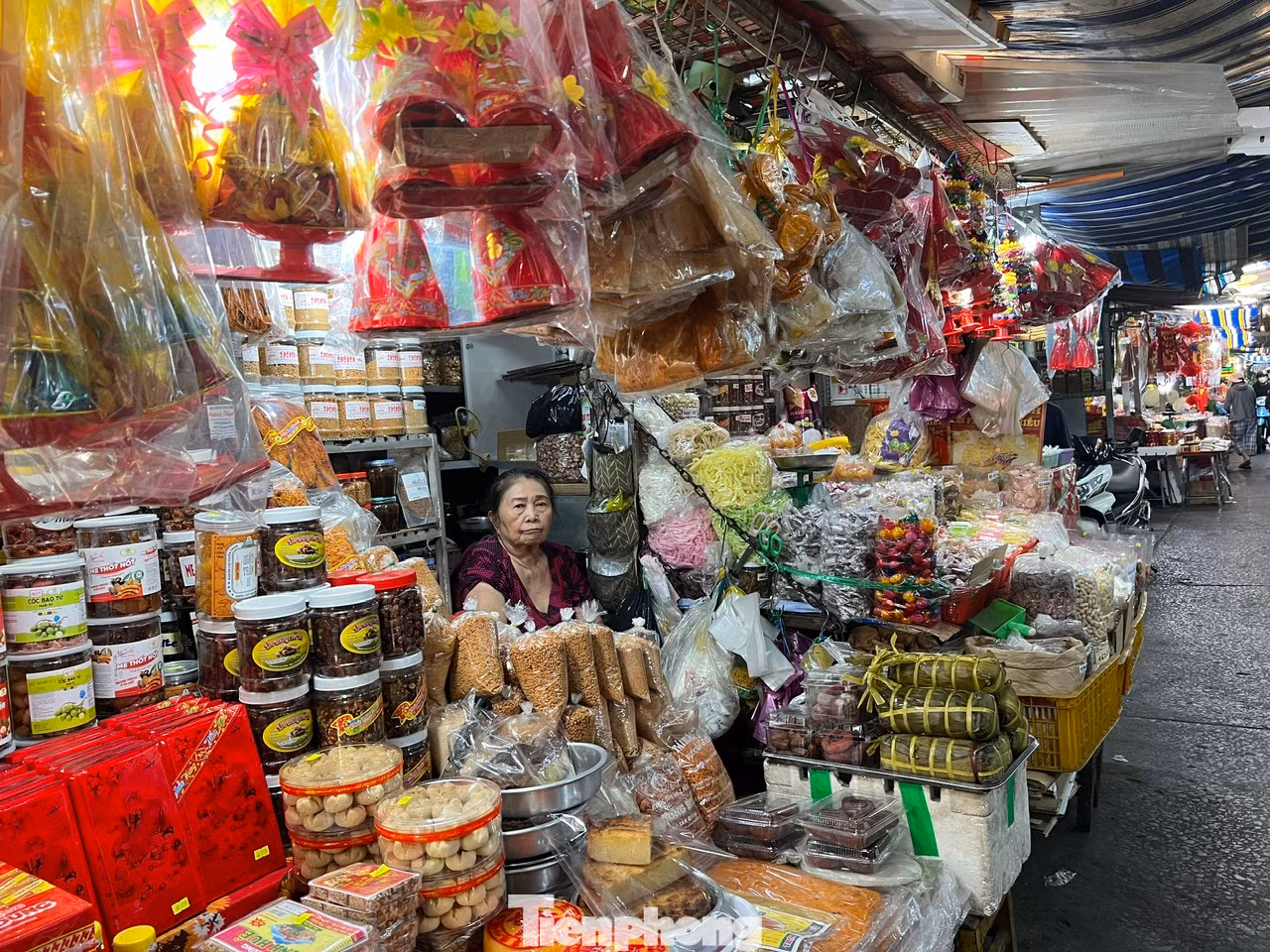 Bánh chưng bánh tét, tôm cá khô, các loại hạt chế biến sẵn... bày kín sạp hàng, tiểu thương ngóng từng vị khách lướt ngang để chào mời, nhưng trông ngóng mãi vẫn vắng bóng các "thượng đế" đến chợ mua sắm. Bánh chưng bánh tét, tôm cá khô, các loại hạt chế biến sẵn... bày kín sạp hàng, tiểu thương ngóng từng vị khách lướt ngang để chào mời, nhưng trông ngóng mãi vẫn vắng bóng các "thượng đế" đến chợ mua sắm.