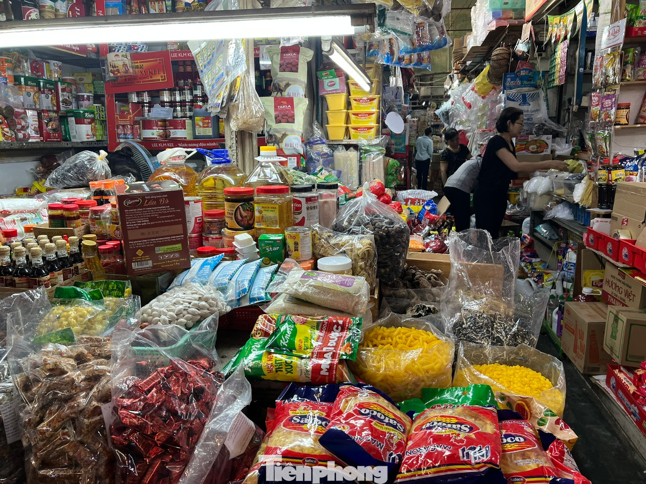 Tuần cuối cùng trước Tết nguyên đán 2025, tại nhiều chợ truyền thống ở TPHCM như Bà Chiểu, Thị Nghè (quận Bình Thạnh), Phú Lâm (quận 6), Tân Bình (quận Tân Bình)... đều chung cảnh đìu hiu, vắng khách. Những sạp hàng kinh doanh thực phẩm thiếu yếu ngày Tết như bánh kẹo, bánh tráng, nui, mì gói... trưng bày ê hề sản phẩm trên quầy kệ, thế nhưng gần như thiếu hẳn người mua. Tuần cuối cùng trước Tết nguyên đán 2025, tại nhiều chợ truyền thống ở TPHCM như Bà Chiểu, Thị Nghè (quận Bình Thạnh), Phú Lâm (quận 6), Tân Bình (quận Tân Bình)... đều chung cảnh đìu hiu, vắng khách. Những sạp hàng kinh doanh thực phẩm thiếu yếu ngày Tết như bánh kẹo, bánh tráng, nui, mì gói... trưng bày ê hề sản phẩm trên quầy kệ, thế nhưng gần như thiếu hẳn người mua.