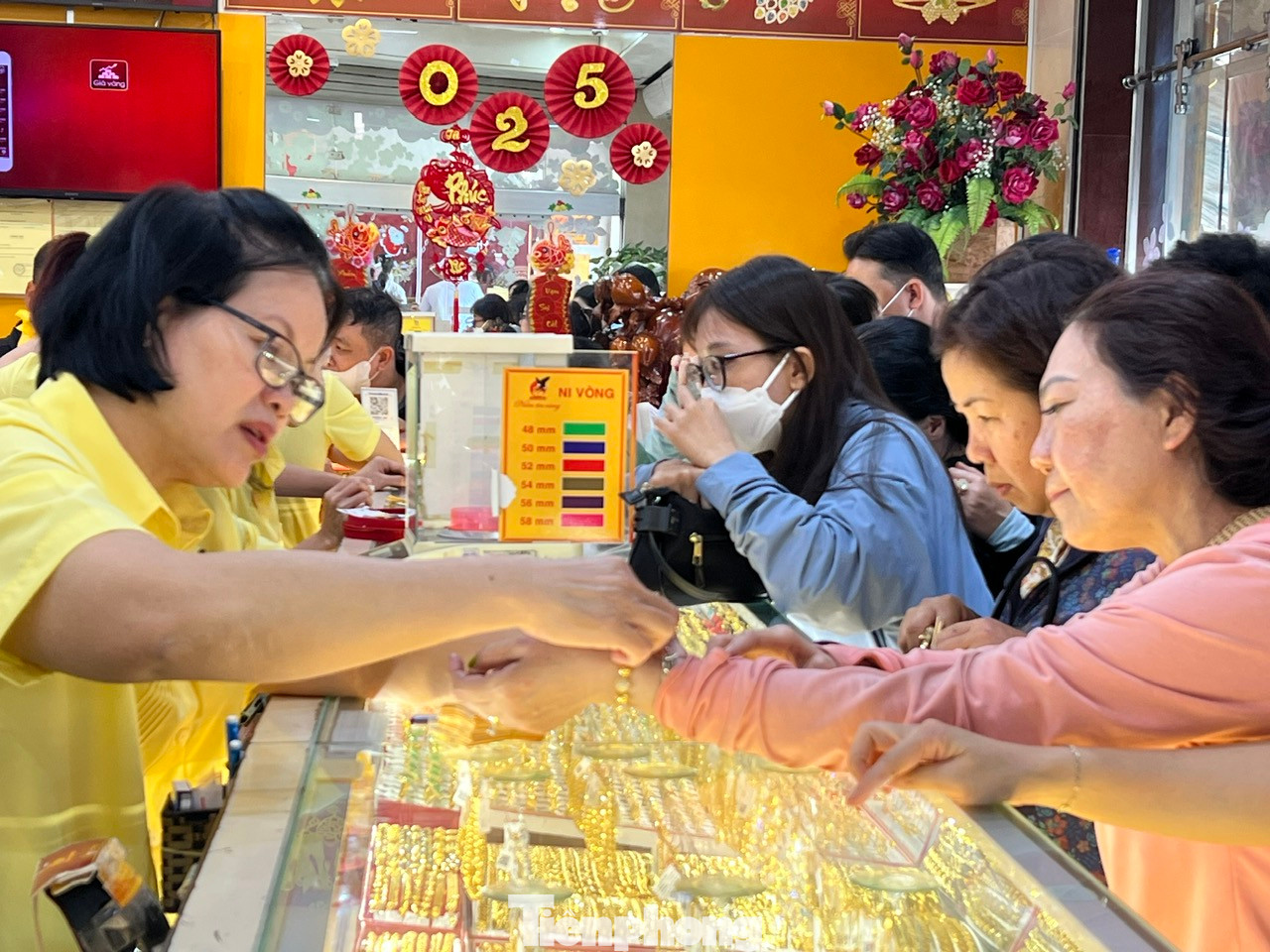 Khách nhộn nhịp mua vàng trước ngày Thần Tài