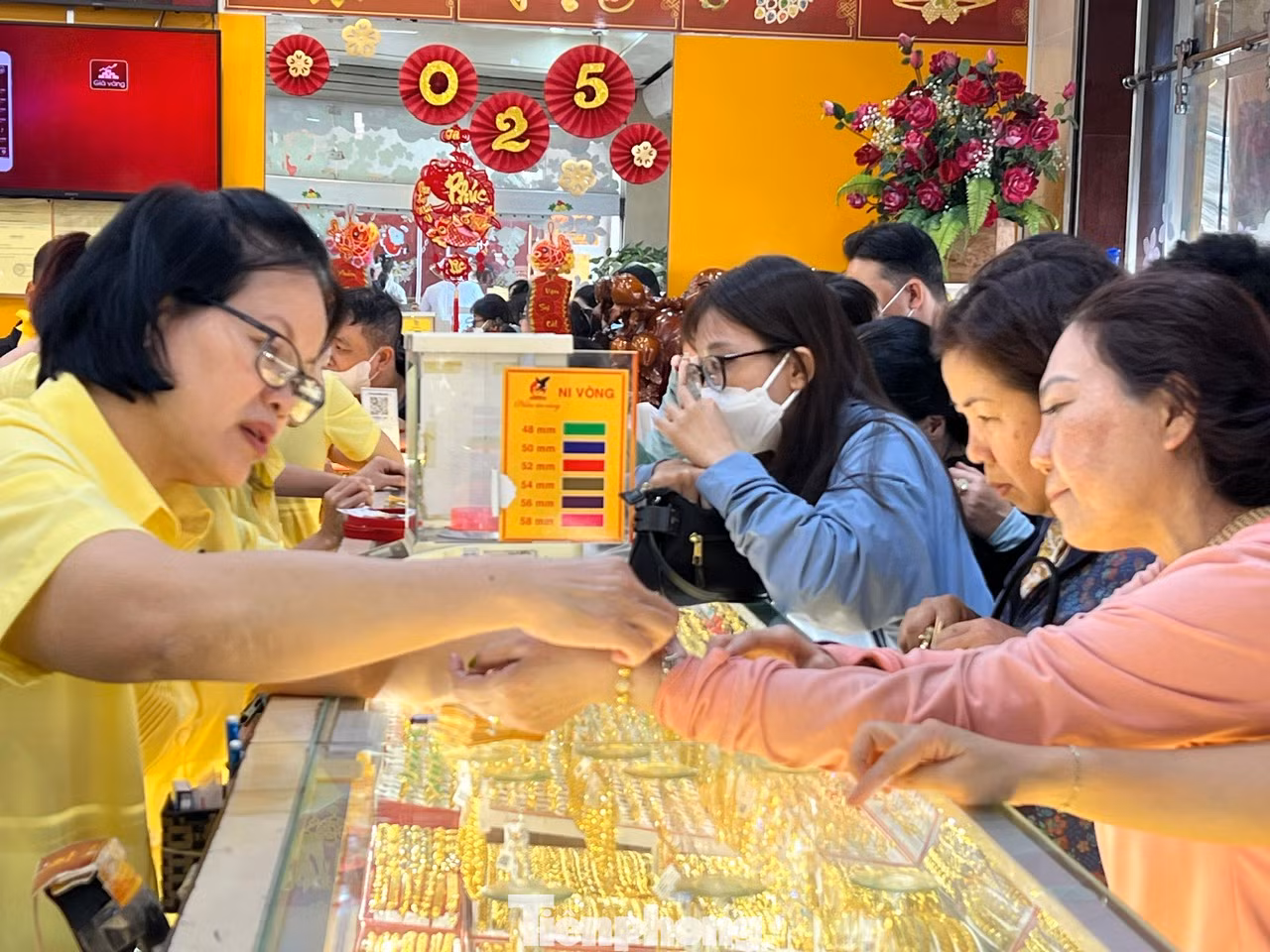Khách nhộn nhịp mua vàng trước ngày Thần Tài