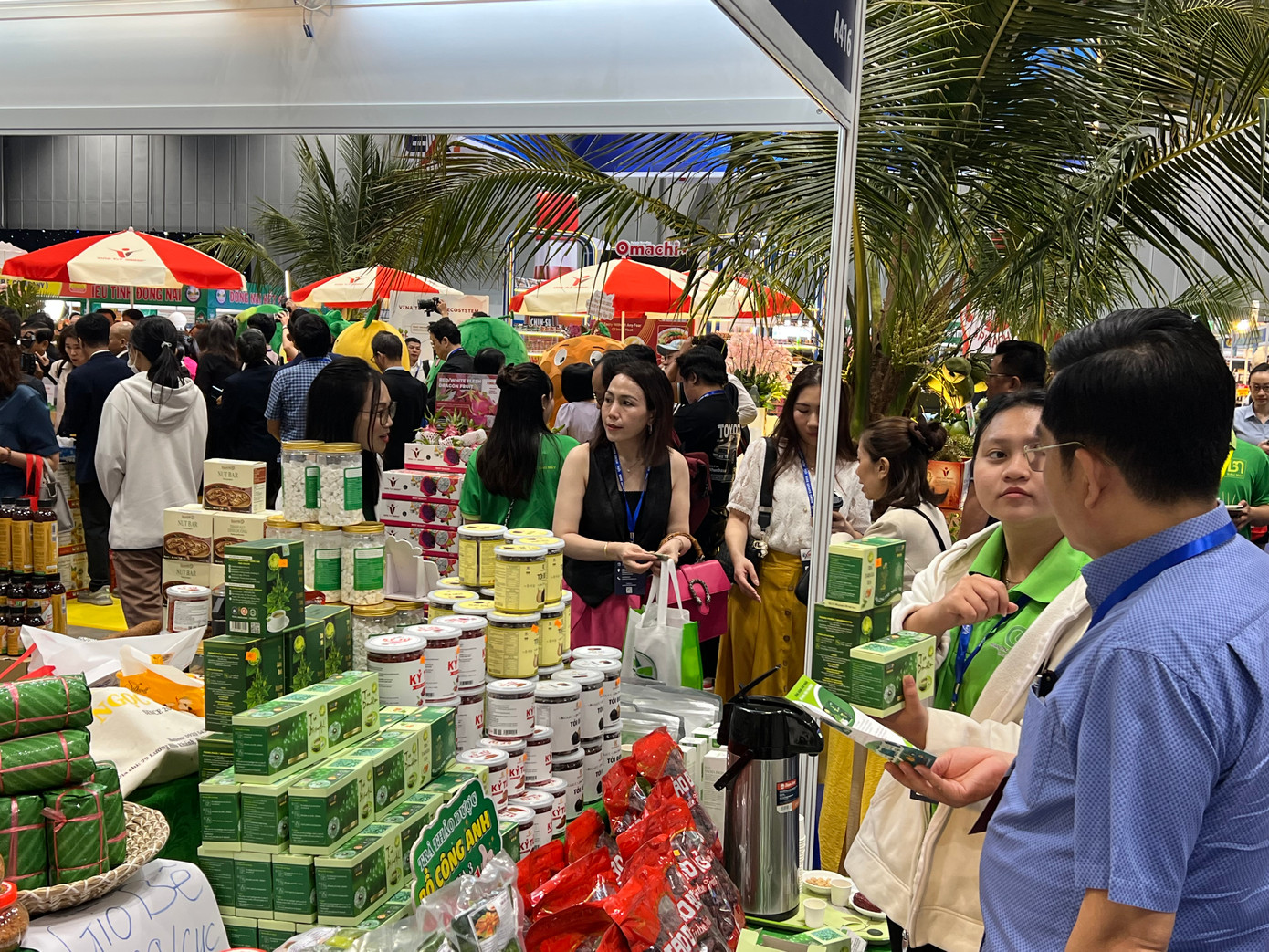 Tại hội chợ, các sản phẩm được livestream bán hàng trực tiếp để người tiêu dùng có thể mua sắm ngay tại chỗ Tại hội chợ, các sản phẩm được livestream bán hàng trực tiếp để người tiêu dùng có thể mua sắm ngay tại chỗ