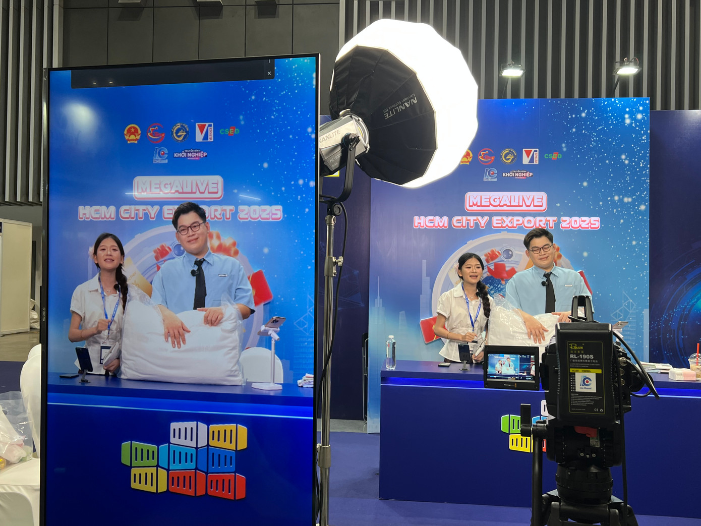 Tại hội chợ, các sản phẩm được livestream bán hàng trực tiếp để người tiêu dùng có thể mua sắm ngay tại chỗ Tại hội chợ, các sản phẩm được livestream bán hàng trực tiếp để người tiêu dùng có thể mua sắm ngay tại chỗ