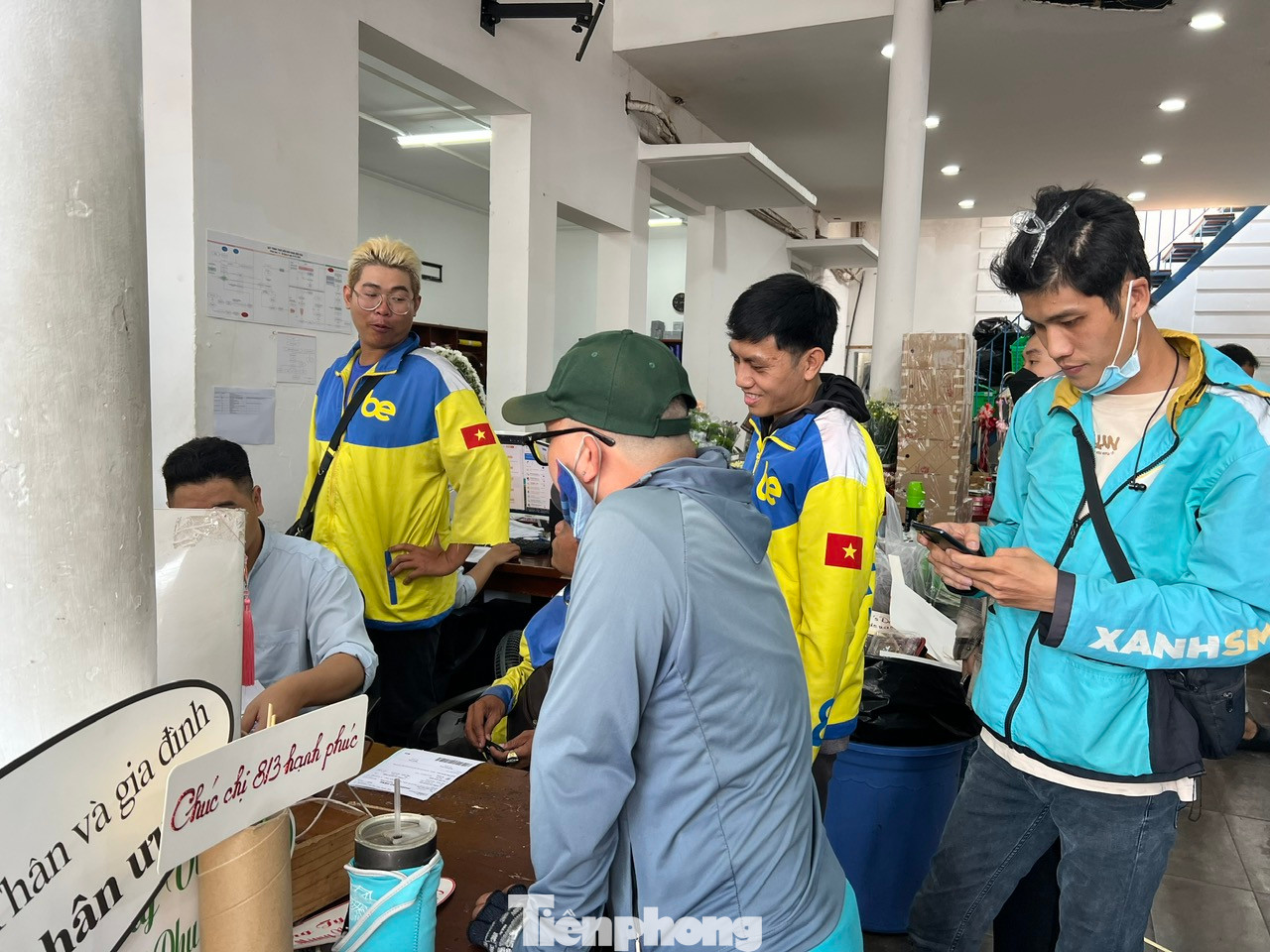 Bên ngoài cửa hàng, lực lượng giao hoa liên tục đến nhận hàng, giao hoa đến các địa chỉ theo yêu cầu. Bên ngoài cửa hàng, lực lượng giao hoa liên tục đến nhận hàng, giao hoa đến các địa chỉ theo yêu cầu.