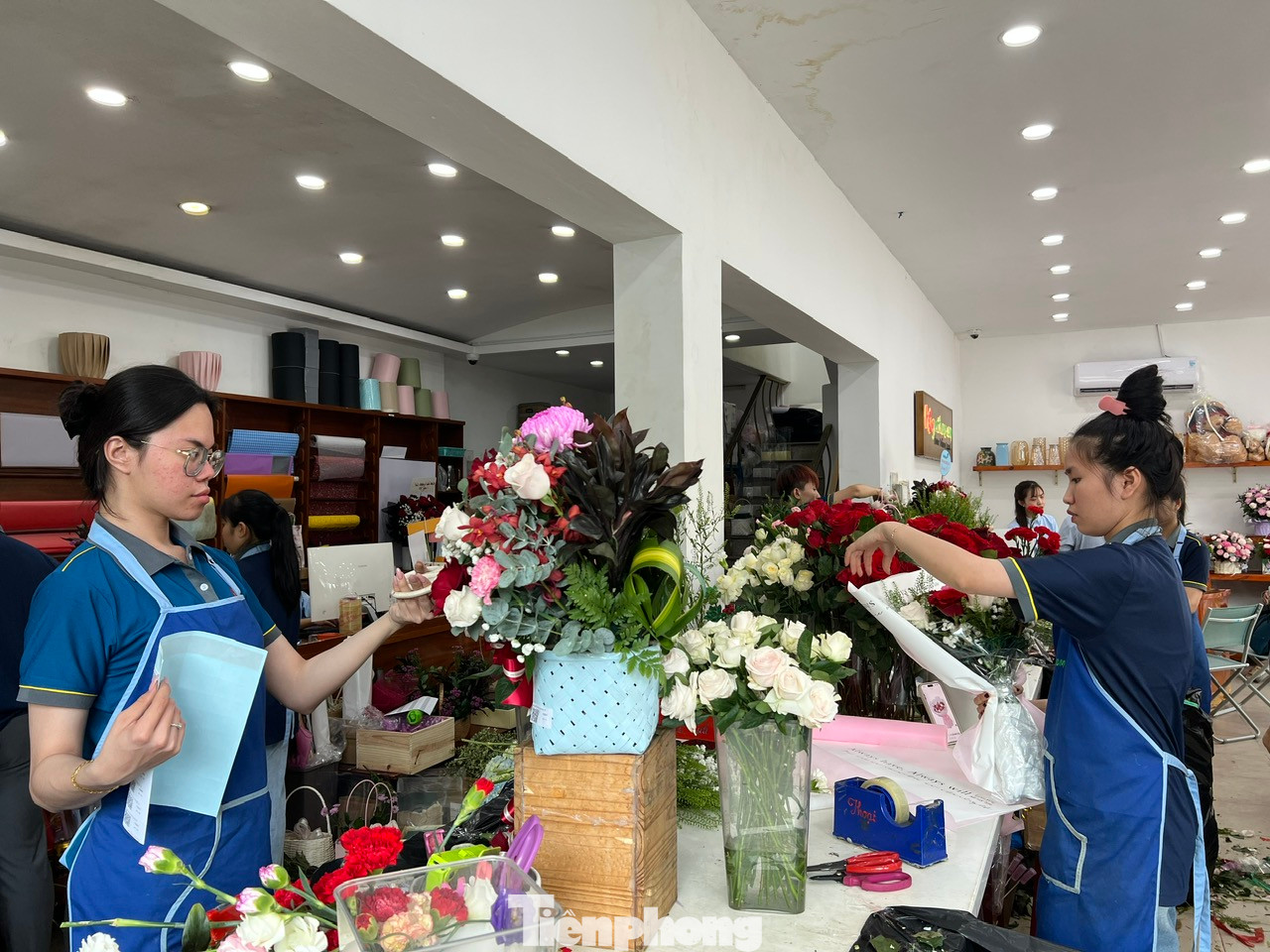 Ngày 6/3, tại cửa hàng hoa tươi đường Võ Thị Sáu (quận 3, TPHCM), nhân viên liên tục làm việc xuyên trưa để hoàn thành các giỏ hoa đã được khách đặt trước. Đính thêm chiếc nơ xinh xắn lên giỏ hoa vừa hoàn thành, chị Hà (nhân viên) cho biết, các giỏ hoa này đều được khách đặt làm quà tặng nhân dịp 8/3. Ngày 6/3, tại cửa hàng hoa tươi đường Võ Thị Sáu (quận 3, TPHCM), nhân viên liên tục làm việc xuyên trưa để hoàn thành các giỏ hoa đã được khách đặt trước. Đính thêm chiếc nơ xinh xắn lên giỏ hoa vừa hoàn thành, chị Hà (nhân viên) cho biết, các giỏ hoa này đều được khách đặt làm quà tặng nhân dịp 8/3.