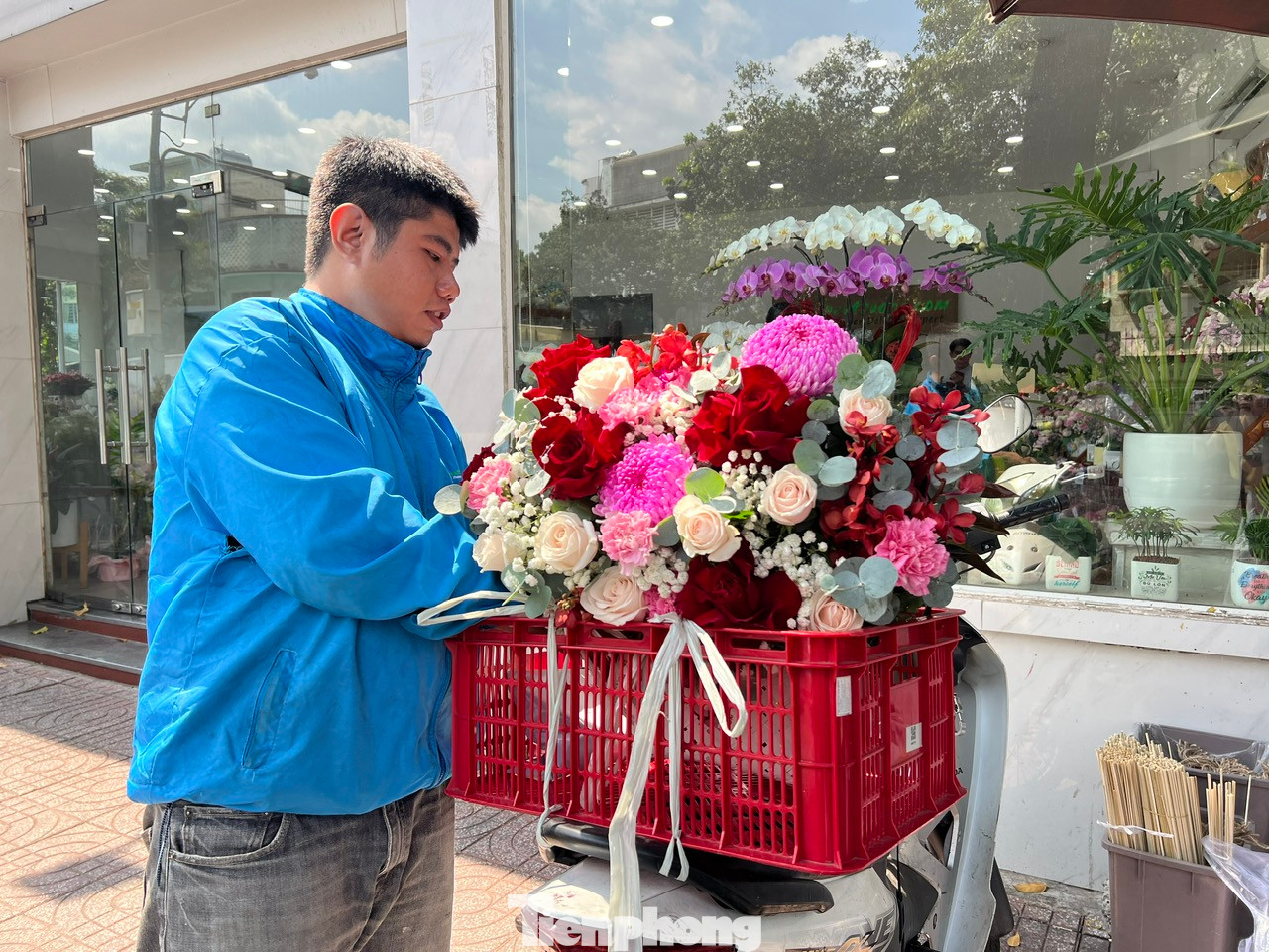 Đại diện một shop hoa cho biết, nhìn chung sức mua hoa tươi dịp 8/3 năm nay đang rất thấp. Các shop hoa nhập hoa về rất ít, mặc dù hoa hồng tại các nhà vườn trồng không đúng vụ, sản lượng không nhiều nhưng giá hoa lại không tăng. Riêng tại shop Hoa yêu thương, đang cung cấp ra thị trường đa dạng các sản phẩm từ cao cấp đến bình dân, giá ổn định từ 300.000 đồng/chậu. “Hiện nay đã có khoảng 700 khách hàng đặt trước, so với mọi năm vẫn tương đối ổn định” – ông Dương nói. Đại diện một shop hoa cho biết, nhìn chung sức mua hoa tươi dịp 8/3 năm nay đang rất thấp. Các shop hoa nhập hoa về rất ít, mặc dù hoa hồng tại các nhà vườn trồng không đúng vụ, sản lượng không nhiều nhưng giá hoa lại không tăng. Riêng tại shop Hoa yêu thương, đang cung cấp ra thị trường đa dạng các sản phẩm từ cao cấp đến bình dân, giá ổn định từ 300.000 đồng/chậu. “Hiện nay đã có khoảng 700 khách hàng đặt trước, so với mọi năm vẫn tương đối ổn định” – ông Dương nói.