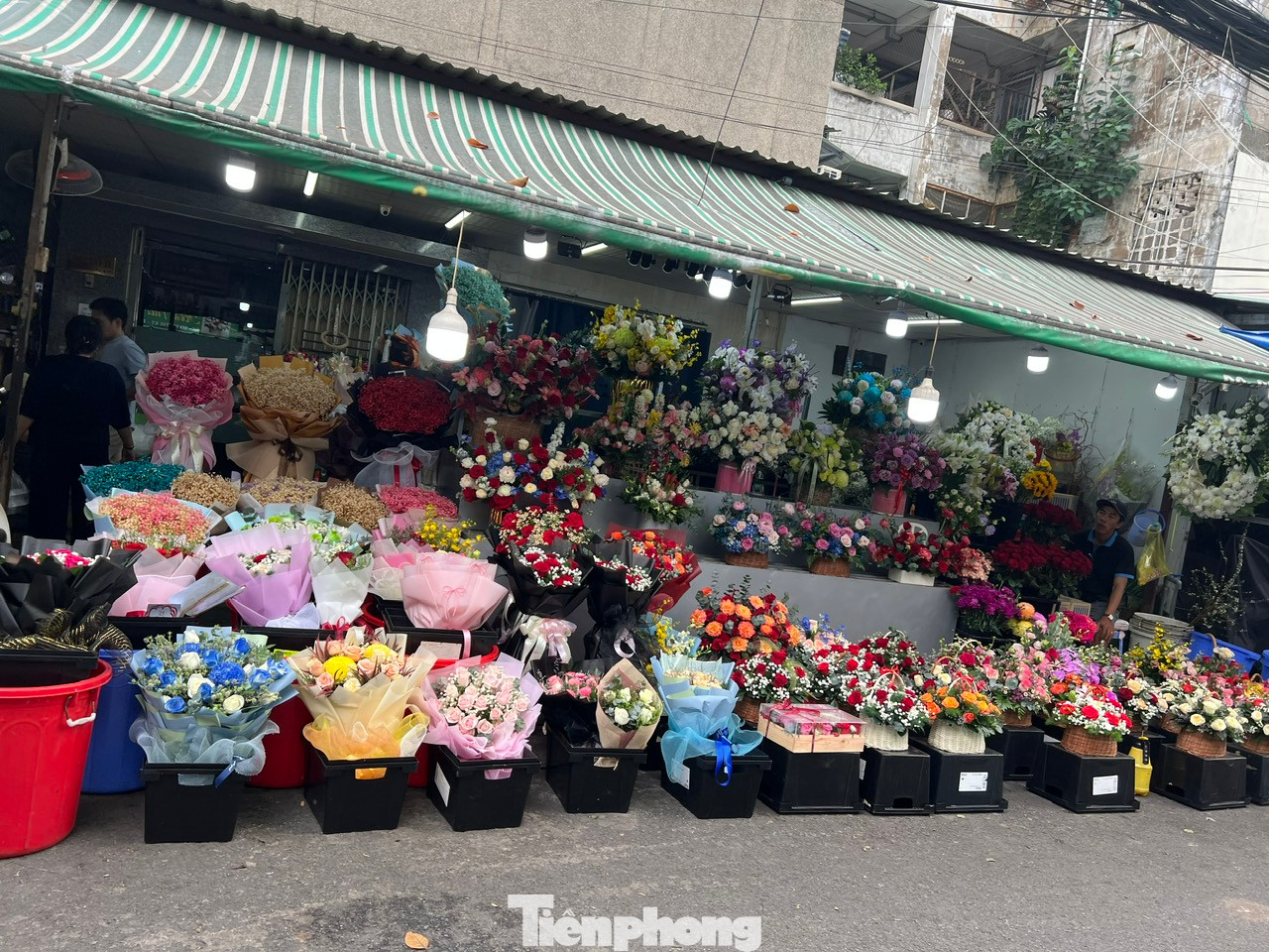 Tại chợ hoa tươi Hồ Thị Kỷ (quận 10), các tiểu thương cũng chuẩn bị rất nhiều giỏ hoa tươi được trang trí tinh xảo, bắt mắt. Giá hoa tươi hiện tăng khoảng 20% so với ngày thường, từ 300.000 - 1 triệu đồng/bó (tùy loại). Tại chợ hoa tươi Hồ Thị Kỷ (quận 10), các tiểu thương cũng chuẩn bị rất nhiều giỏ hoa tươi được trang trí tinh xảo, bắt mắt. Giá hoa tươi hiện tăng khoảng 20% so với ngày thường, từ 300.000 - 1 triệu đồng/bó (tùy loại).