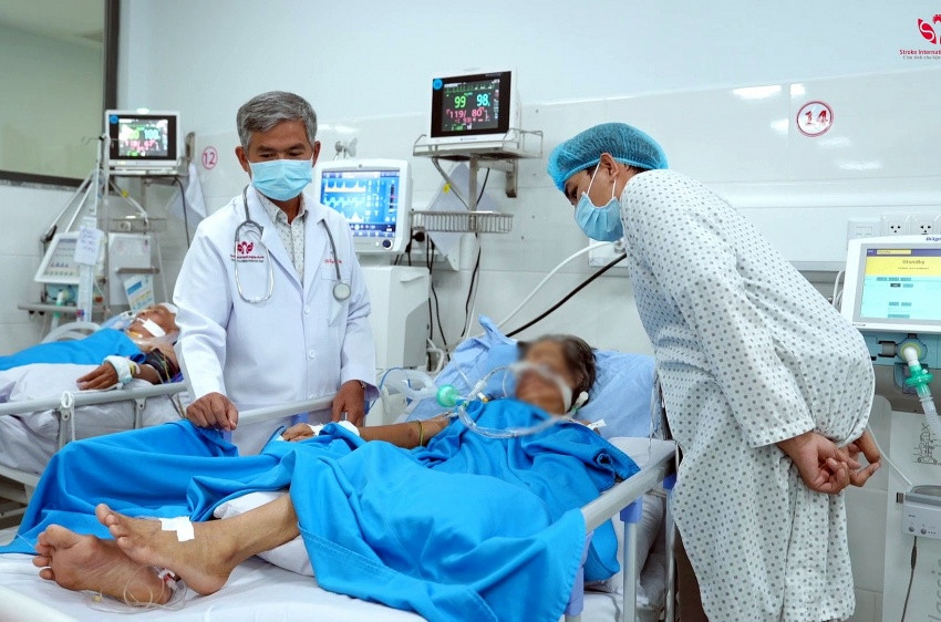 TS.BS. Trần Chí Cường, Giám đốc Bệnh viện đa khoa Quốc tế S.I.S Cần Thơ thăm khám cho bệnh nhân bị đột quỵ
