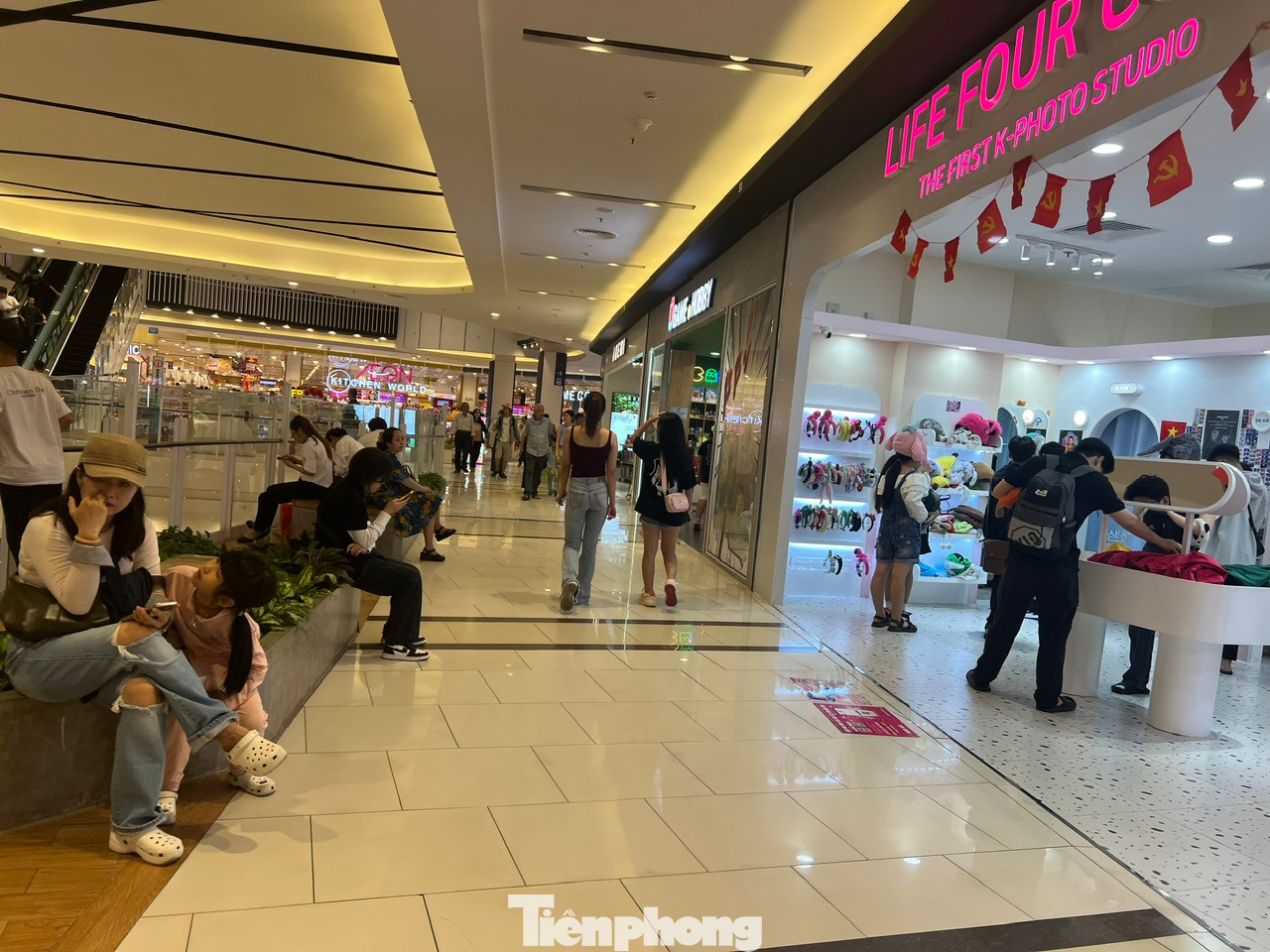 Trong khi đó, hầu như các nhà hàng, quán ăn đều không tăng giá dịp này. Nhiều thời điểm, khách đến đông nên hết bàn, khách có thể ngồi chờ bên ngoài và gọi món trước để được phục vụ nhanh hơn khi có bàn.