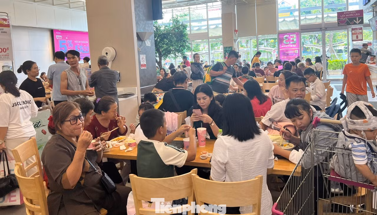 Thay vì chọn thưởng thức ẩm thực tại các nhà hàng có nhân viên phục vụ, nhiều người chọn mua thức ăn rồi chọn chỗ ngồi để tiết kiệm hơn, thưởng thức được nhiều món hơn.