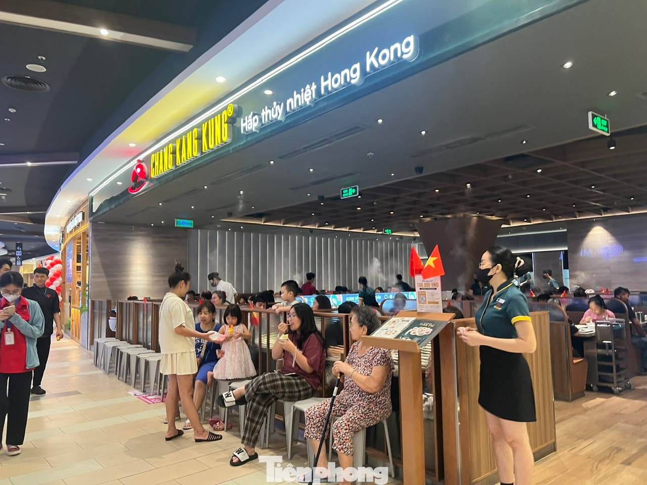 Trong khi đó, hầu như các nhà hàng, quán ăn đều không tăng giá dịp này. Nhiều thời điểm, khách đến đông nên hết bàn, khách có thể ngồi chờ bên ngoài và gọi món trước để được phục vụ nhanh hơn khi có bàn.