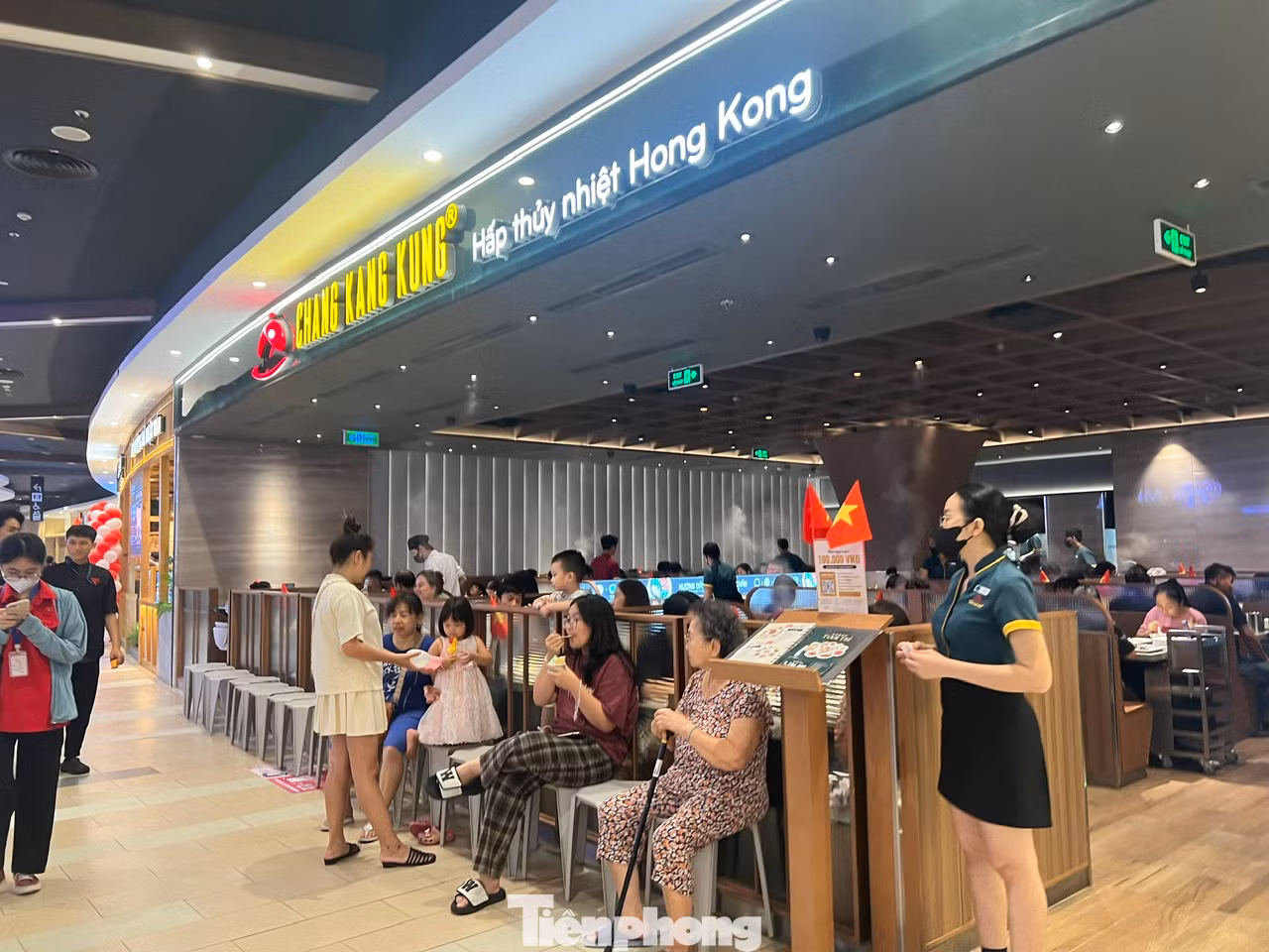 Trong khi đó, hầu như các nhà hàng, quán ăn đều không tăng giá dịp này. Nhiều thời điểm, khách đến đông nên hết bàn, khách có thể ngồi chờ bên ngoài và gọi món trước để được phục vụ nhanh hơn khi có bàn.