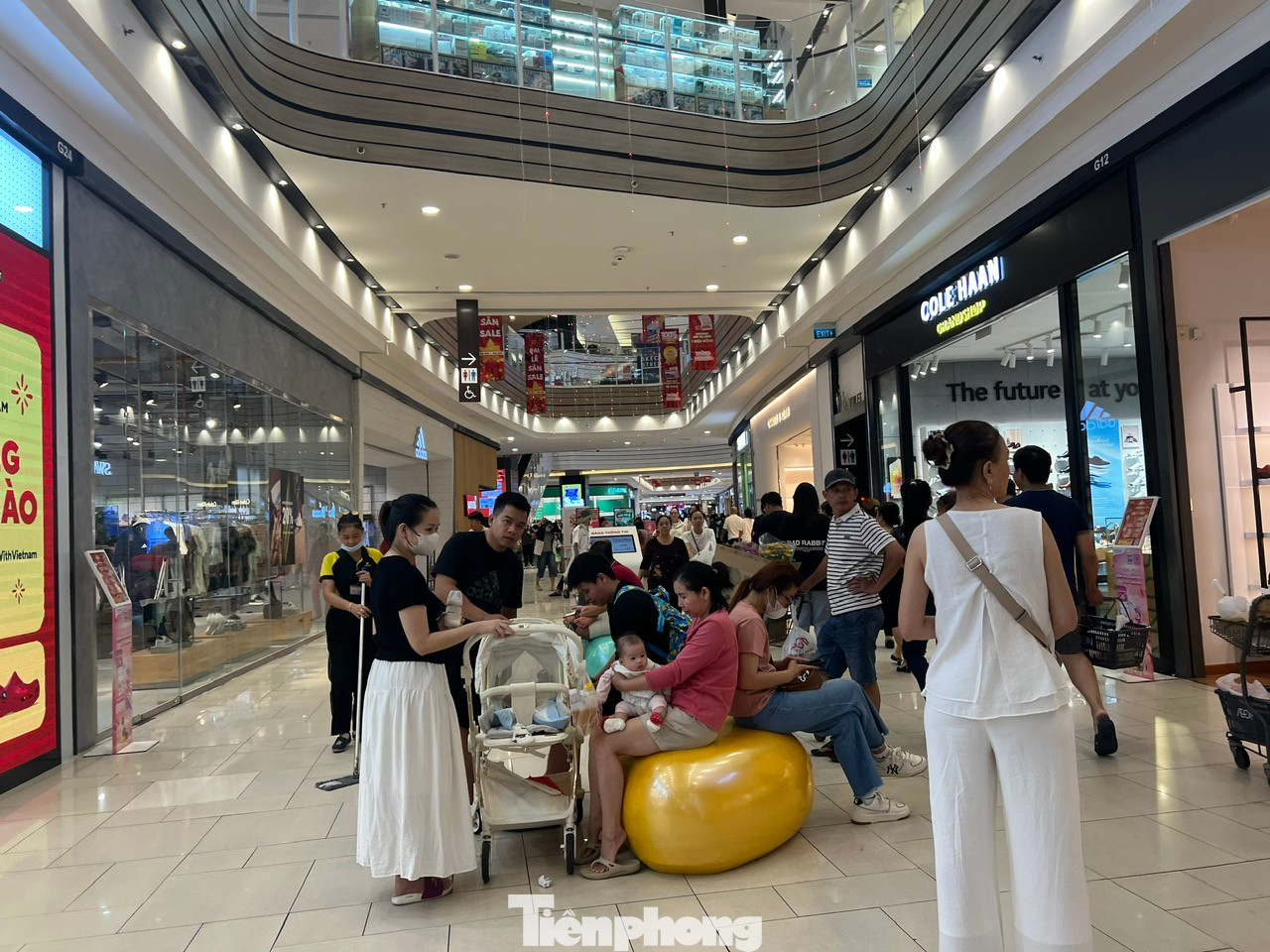 Trong khi đó, hầu như các nhà hàng, quán ăn đều không tăng giá dịp này. Nhiều thời điểm, khách đến đông nên hết bàn, khách có thể ngồi chờ bên ngoài và gọi món trước để được phục vụ nhanh hơn khi có bàn.