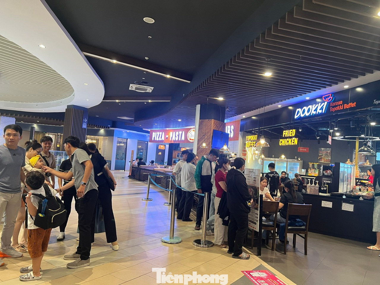 Trong khi đó, hầu như các nhà hàng, quán ăn đều không tăng giá dịp này. Nhiều thời điểm, khách đến đông nên hết bàn, khách có thể ngồi chờ bên ngoài và gọi món trước để được phục vụ nhanh hơn khi có bàn.