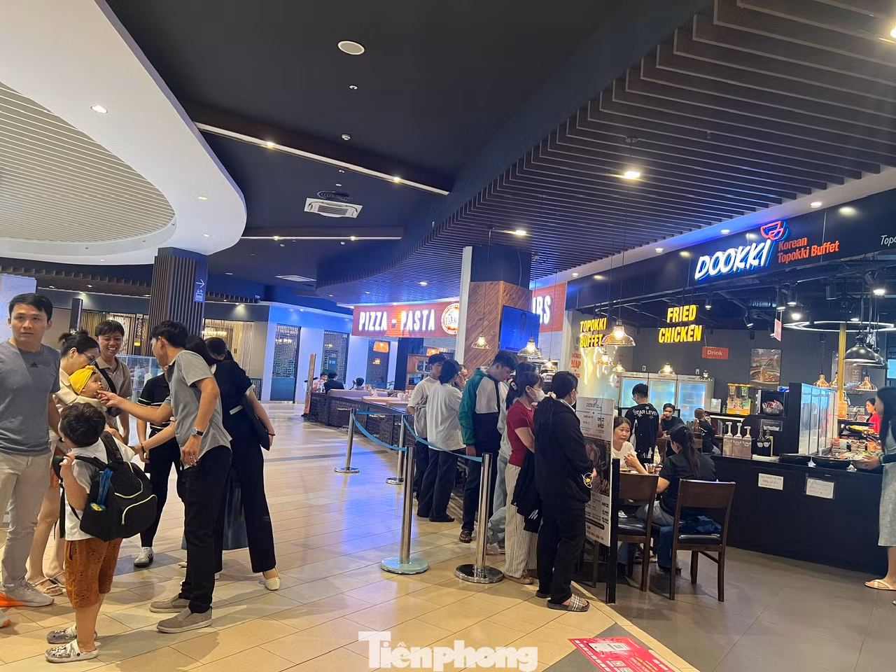 Trong khi đó, hầu như các nhà hàng, quán ăn đều không tăng giá dịp này. Nhiều thời điểm, khách đến đông nên hết bàn, khách có thể ngồi chờ bên ngoài và gọi món trước để được phục vụ nhanh hơn khi có bàn.