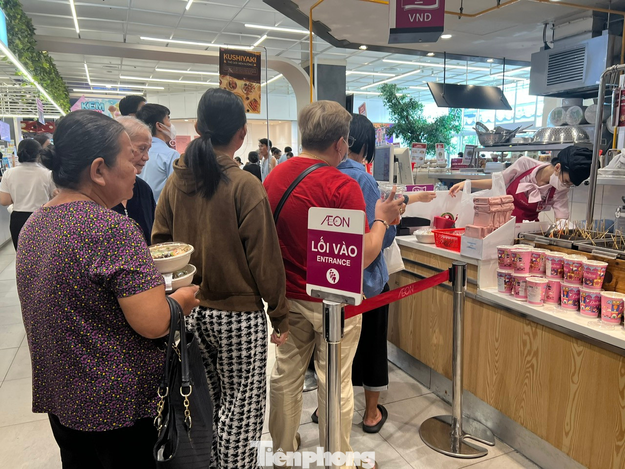 Tại trung tâm thương mại này, các món ăn còn được khuyến mãi theo giờ, thời điểm chiều tối sẽ được khuyến mãi nhiều nhất nên đây cũng là thời điểm khách đến rất đông.